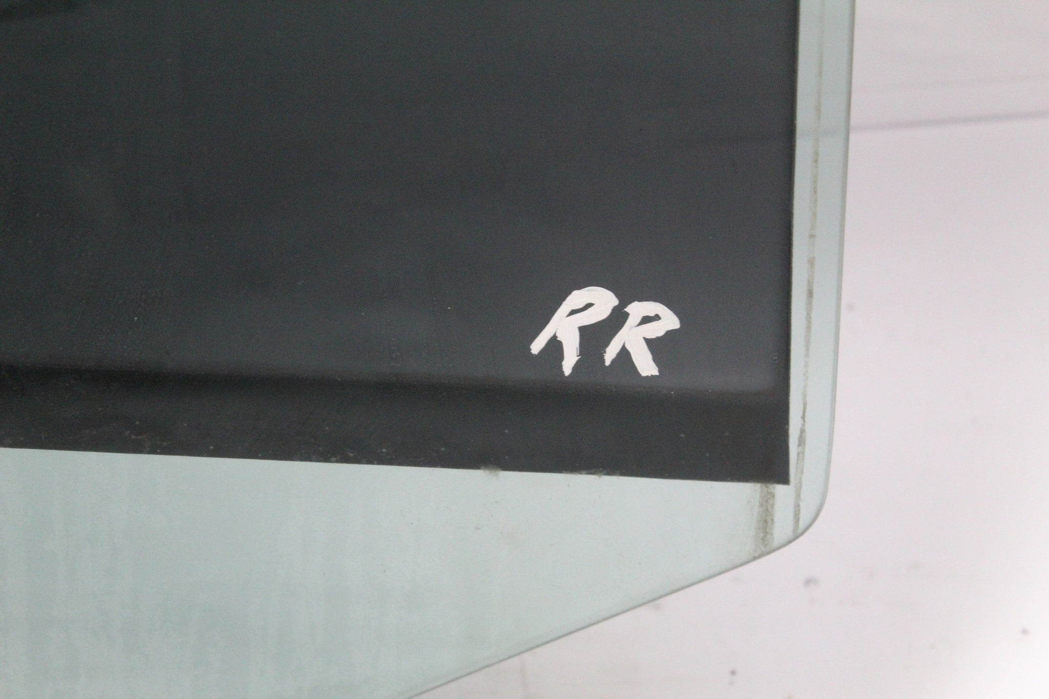 2006 Range Rover Vogue L322 right side rear door window glass