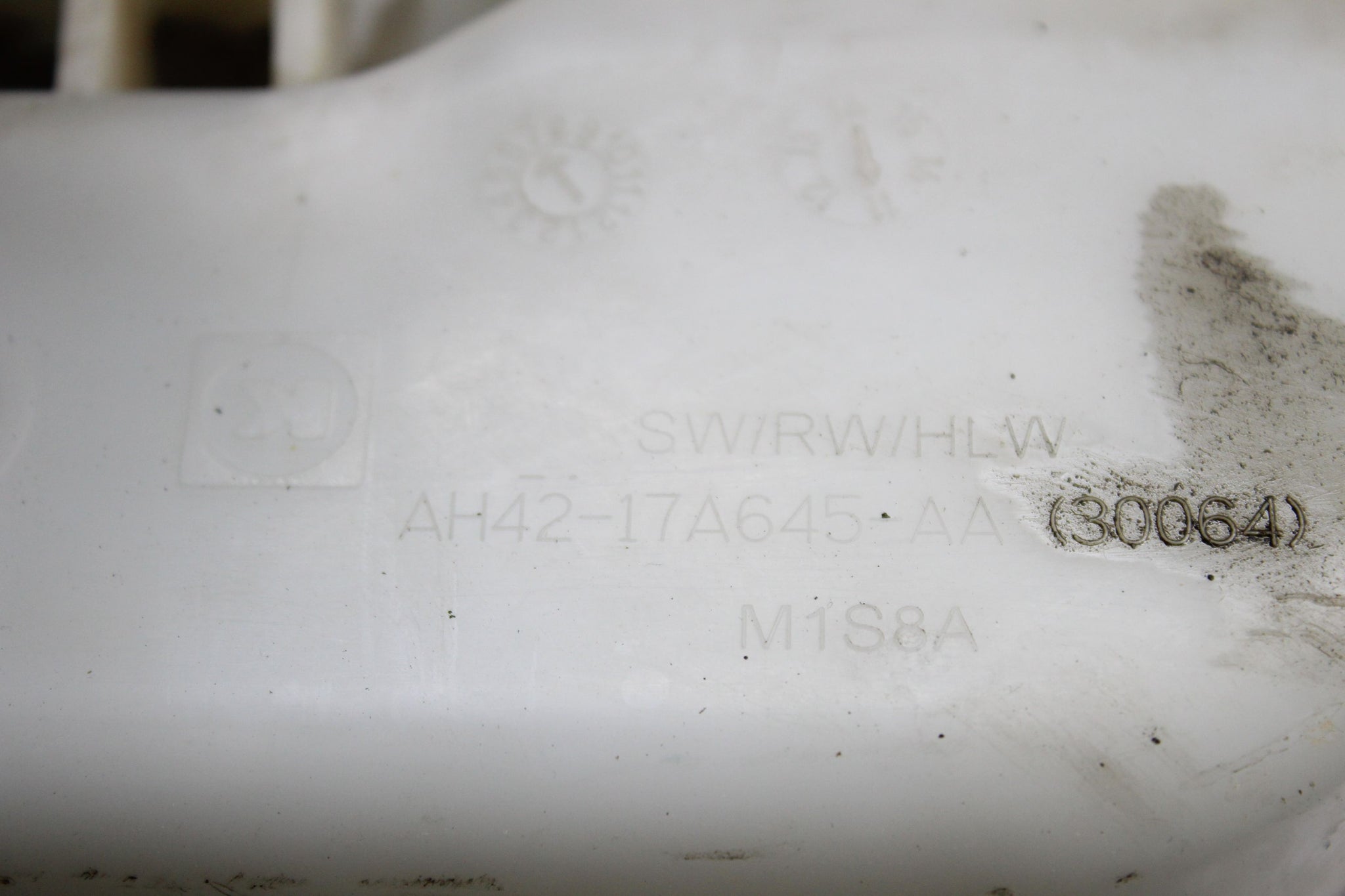 2011 RANGE ROVER VOGUE Windscreen Washer Bottle Pump AH42-17A645-AA