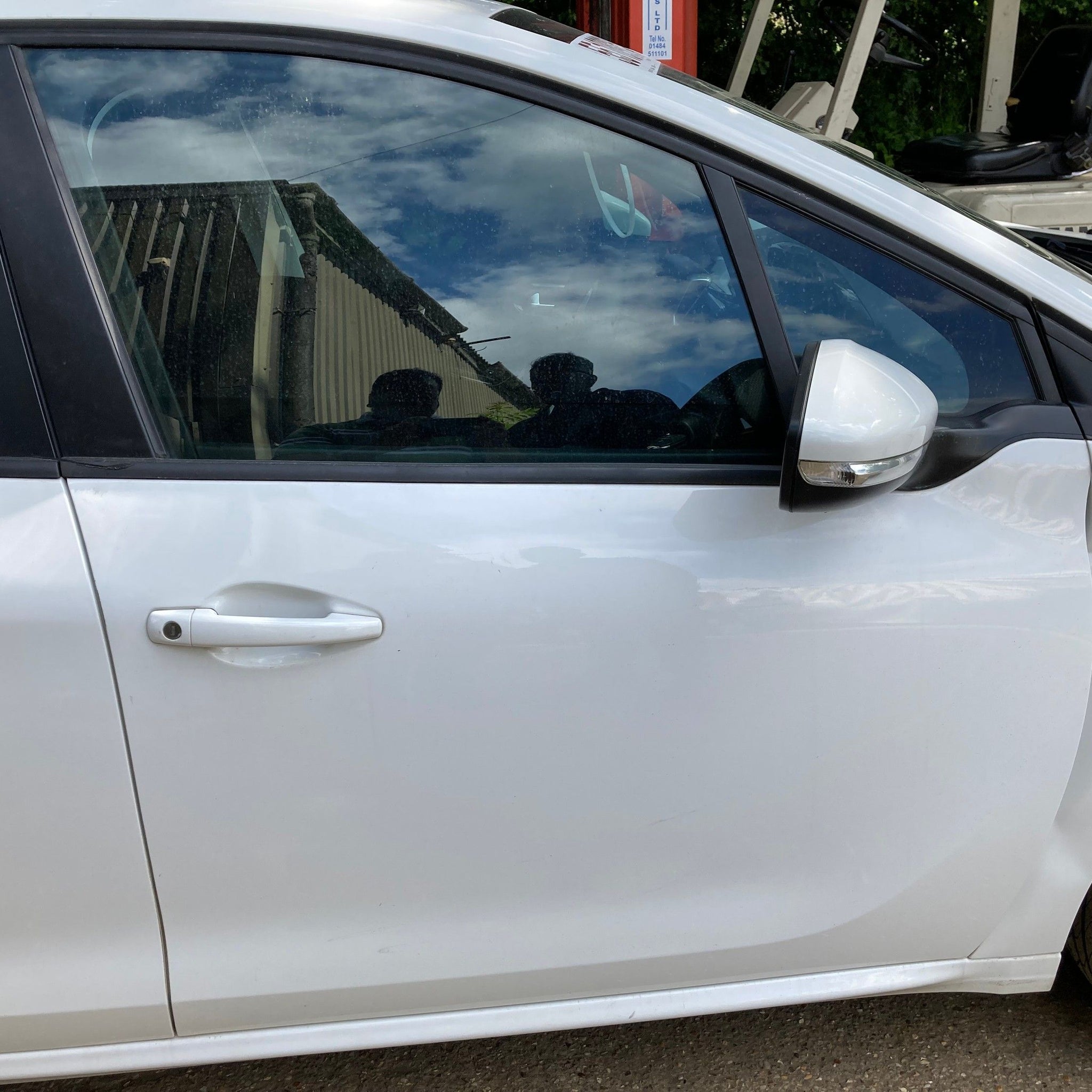 2018 PEUGEOT 208 Driver side Front Complete Door EWP WHITE