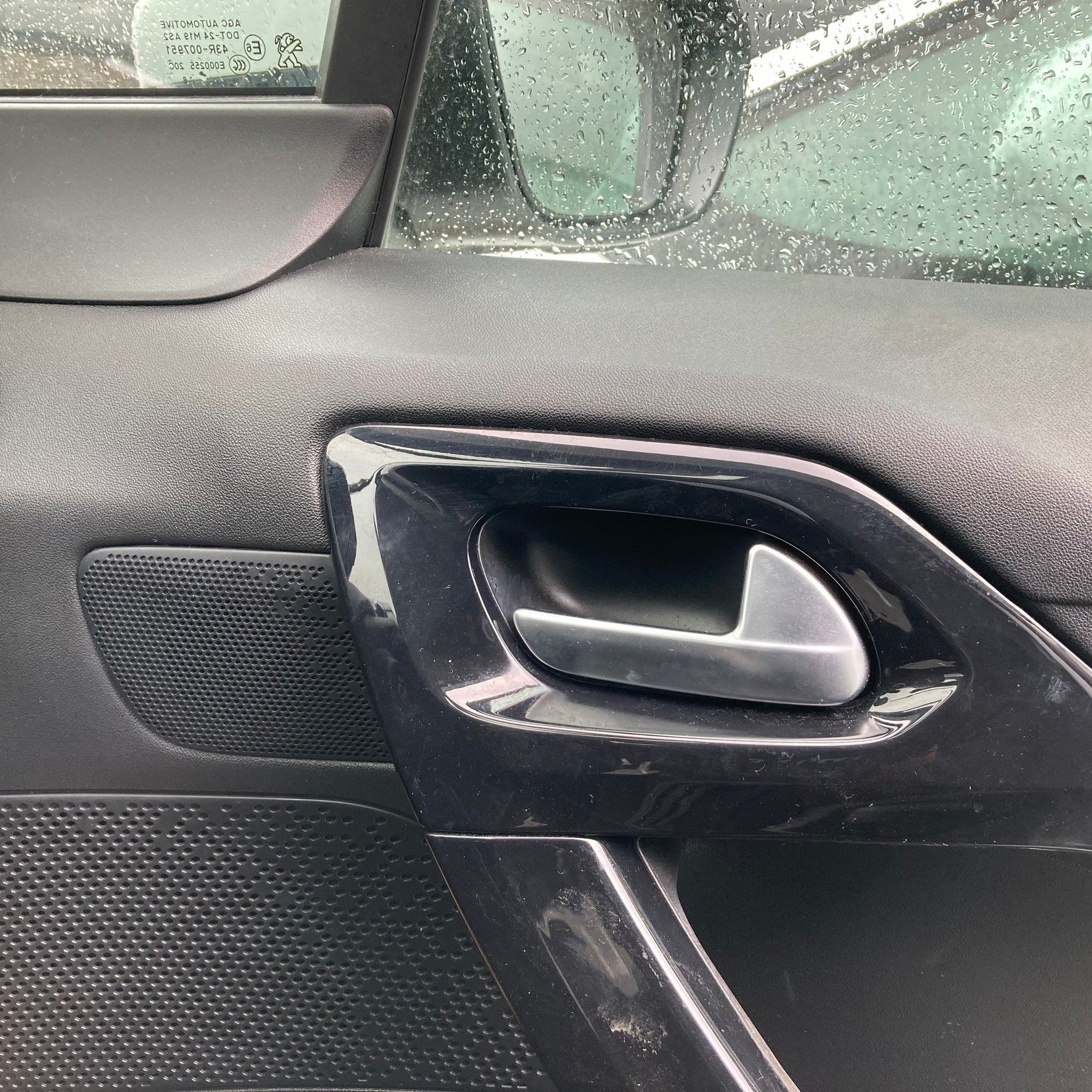 2018 PEUGEOT 208 Driver side Front Complete Door EWP WHITE