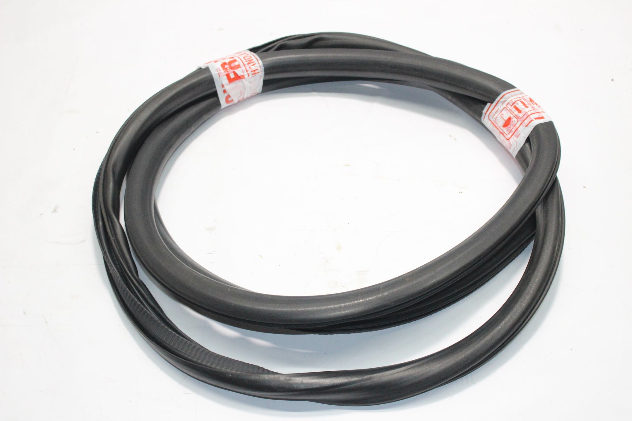 2014 VAUXHALL MOKKA RIGHT SIDE FRONT DOOR RUBBER SEAL