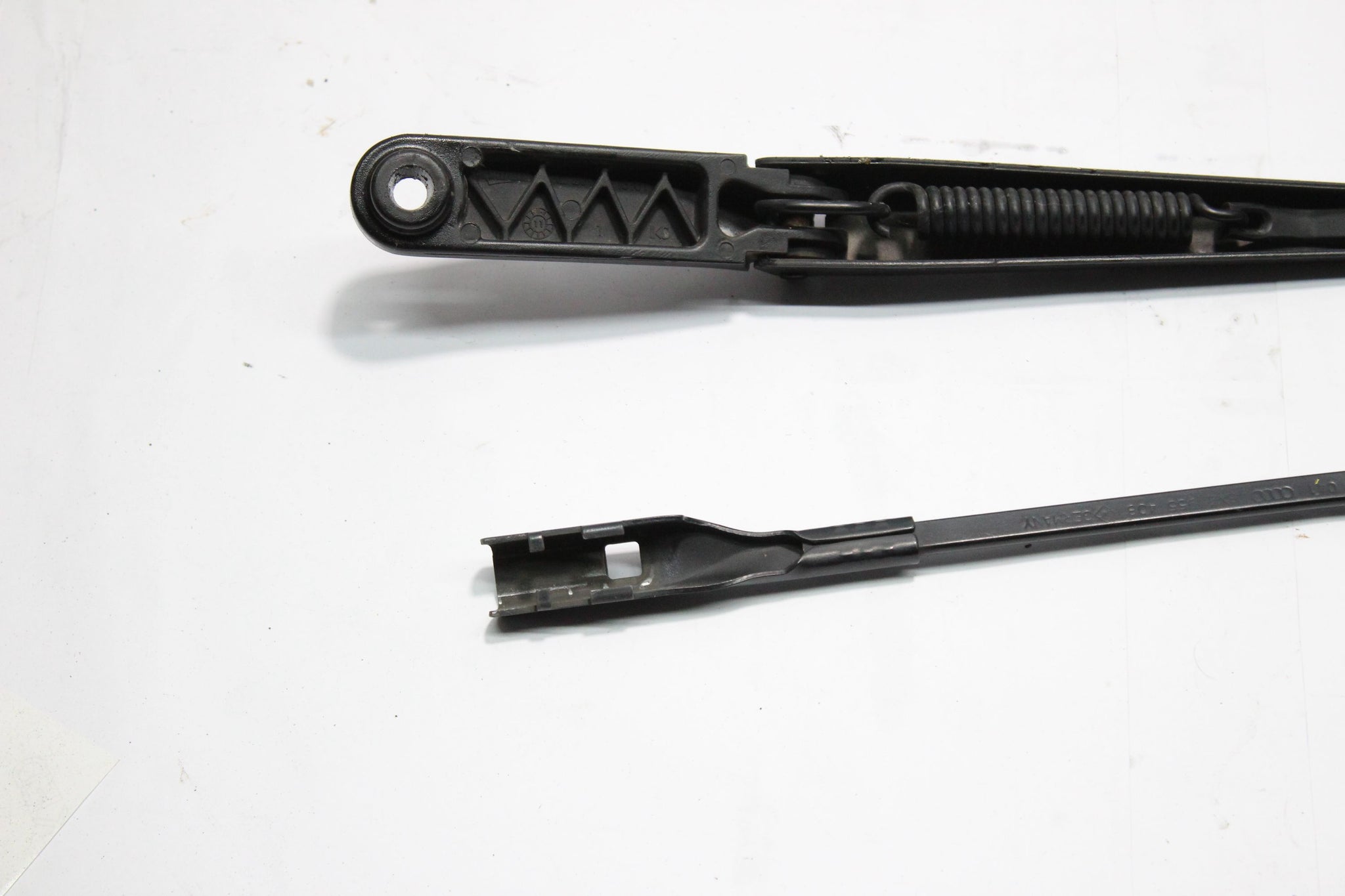 2011 AUDI A1 Wiper Arm Pair 8X2955408 8X2955407