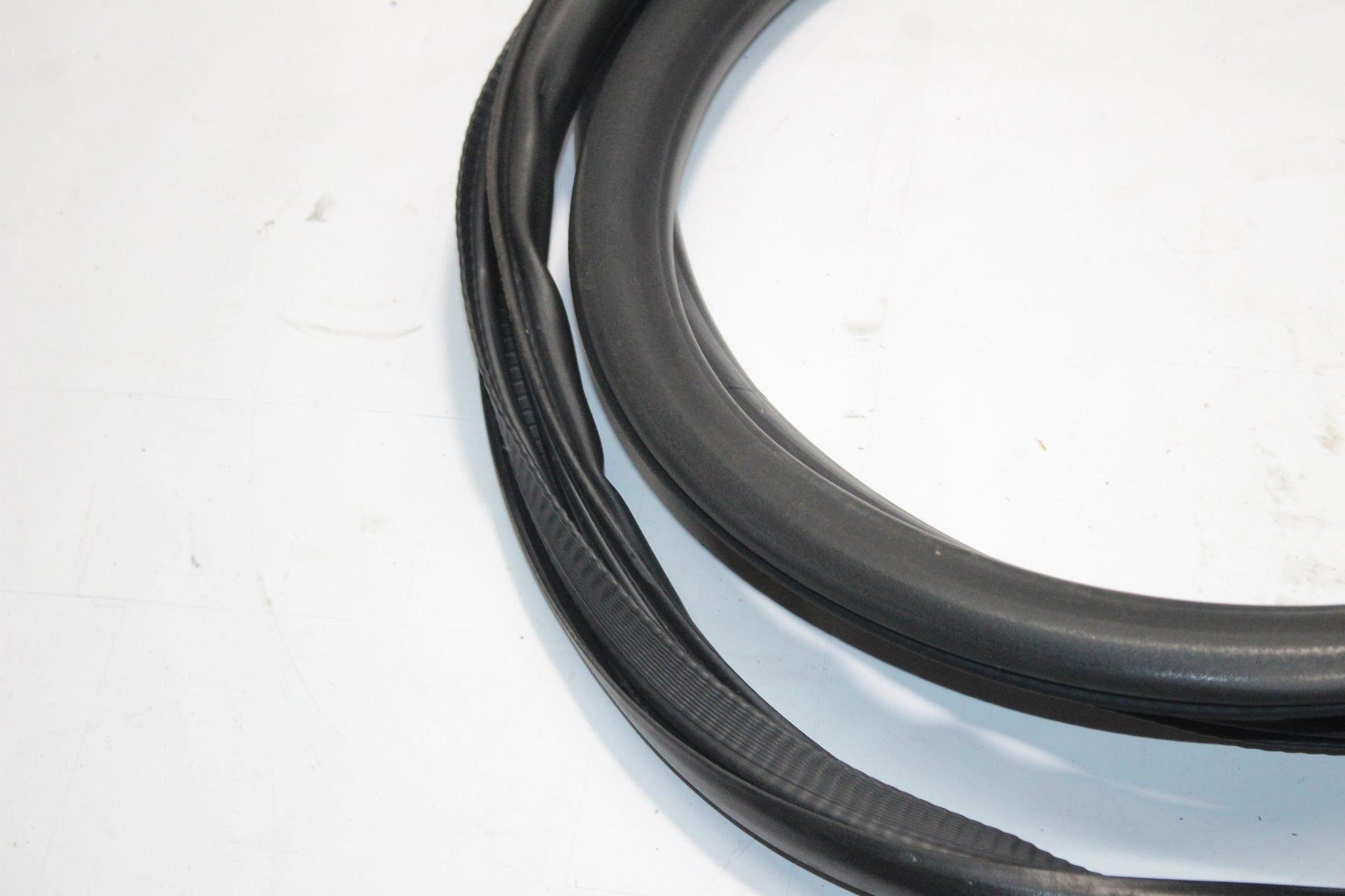 2014 VAUXHALL MOKKA RIGHT SIDE FRONT DOOR RUBBER SEAL