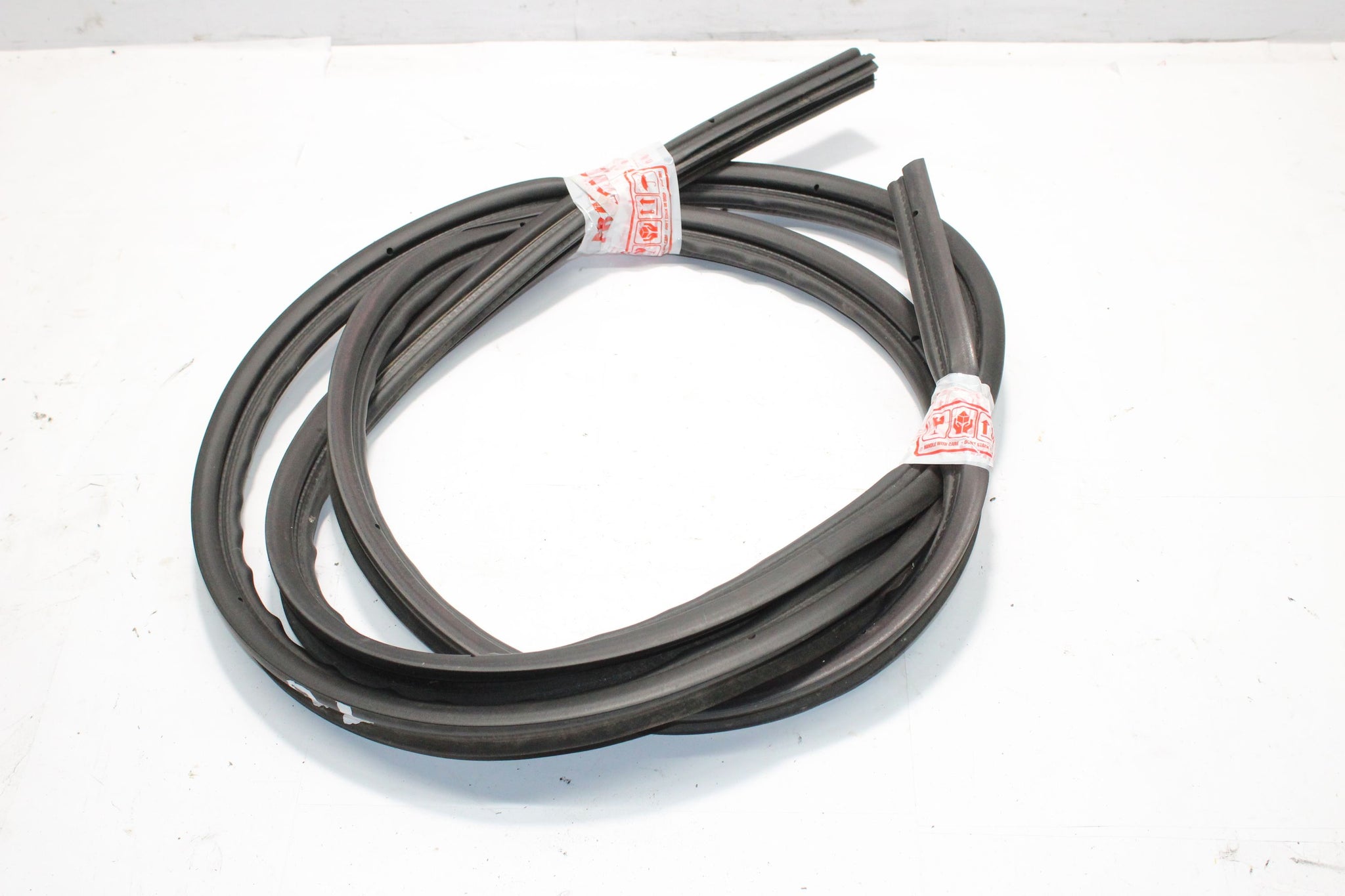 2013 SUZUKI SX4 S-CROSS TAILGATE RUBBER SEAL