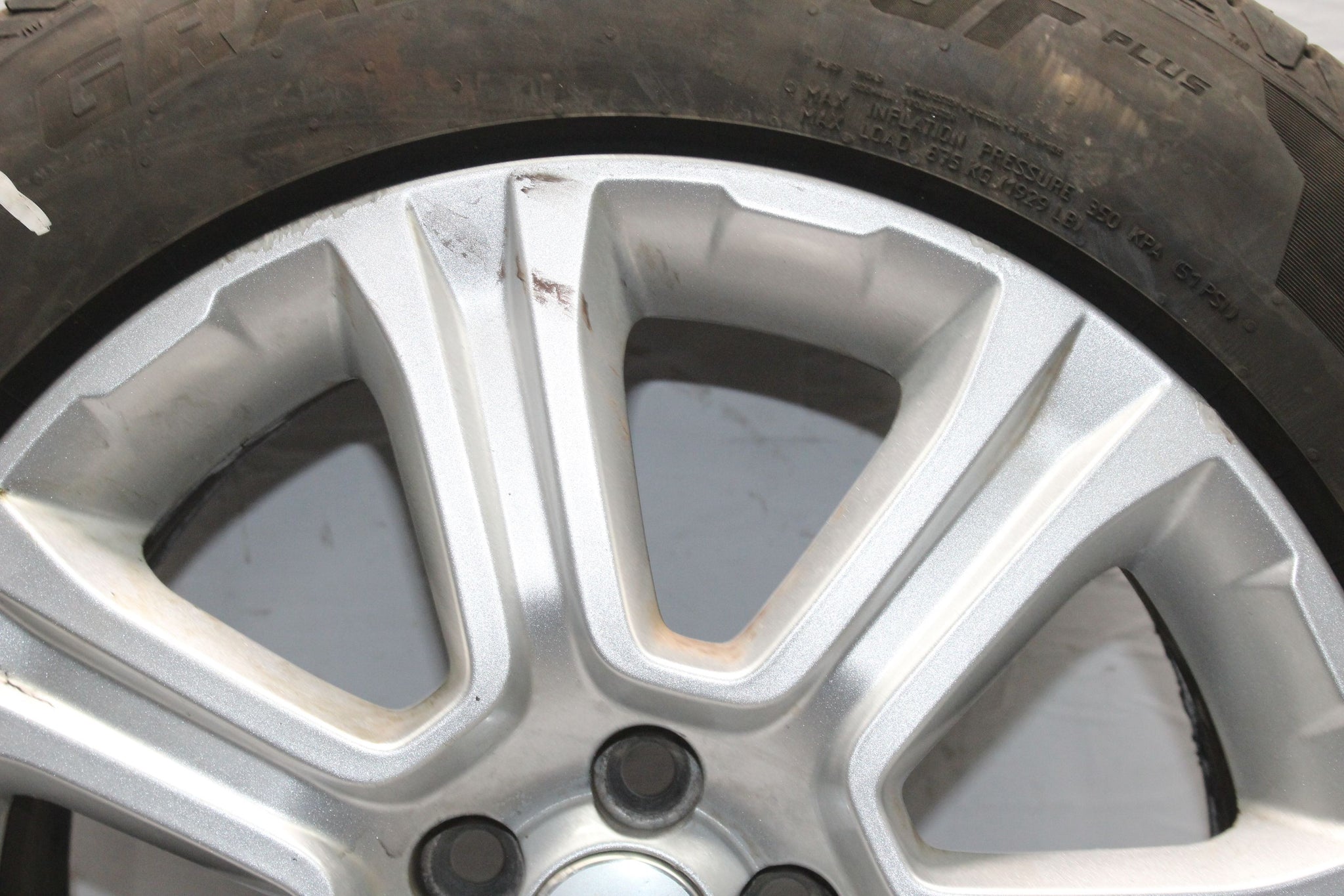 2016 RANGE ROVER EVOQUE Alloy Wheel with Tyre 235 / 60 R18 6.1MM