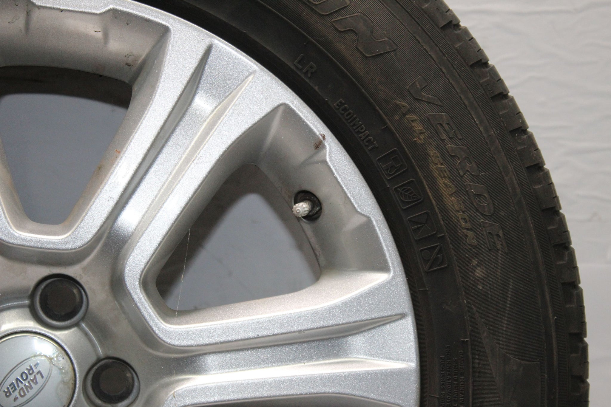 2016 RANGE ROVER EVOQUE Alloy Wheel with Tyre 235 / 60 R18 5.3MM