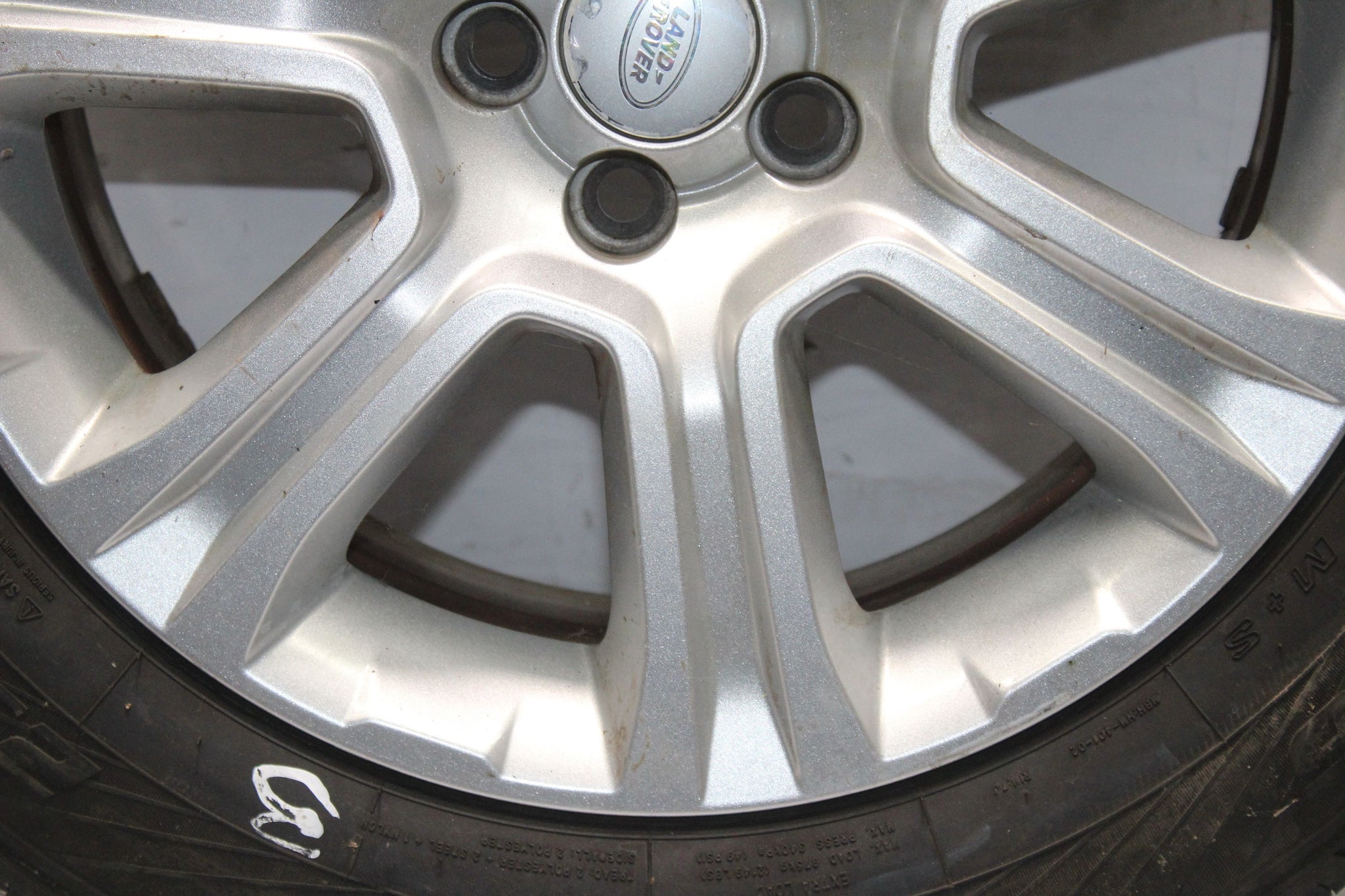 2016 RANGE ROVER EVOQUE Alloy Wheel with Tyre 235 / 60 R18 4.1MM