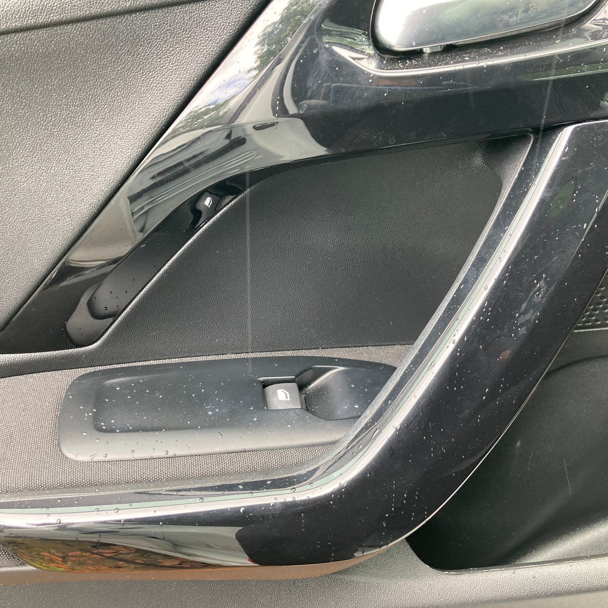 2018 PEUGEOT 208 Passenger side Front Complete Door EWP WHITE