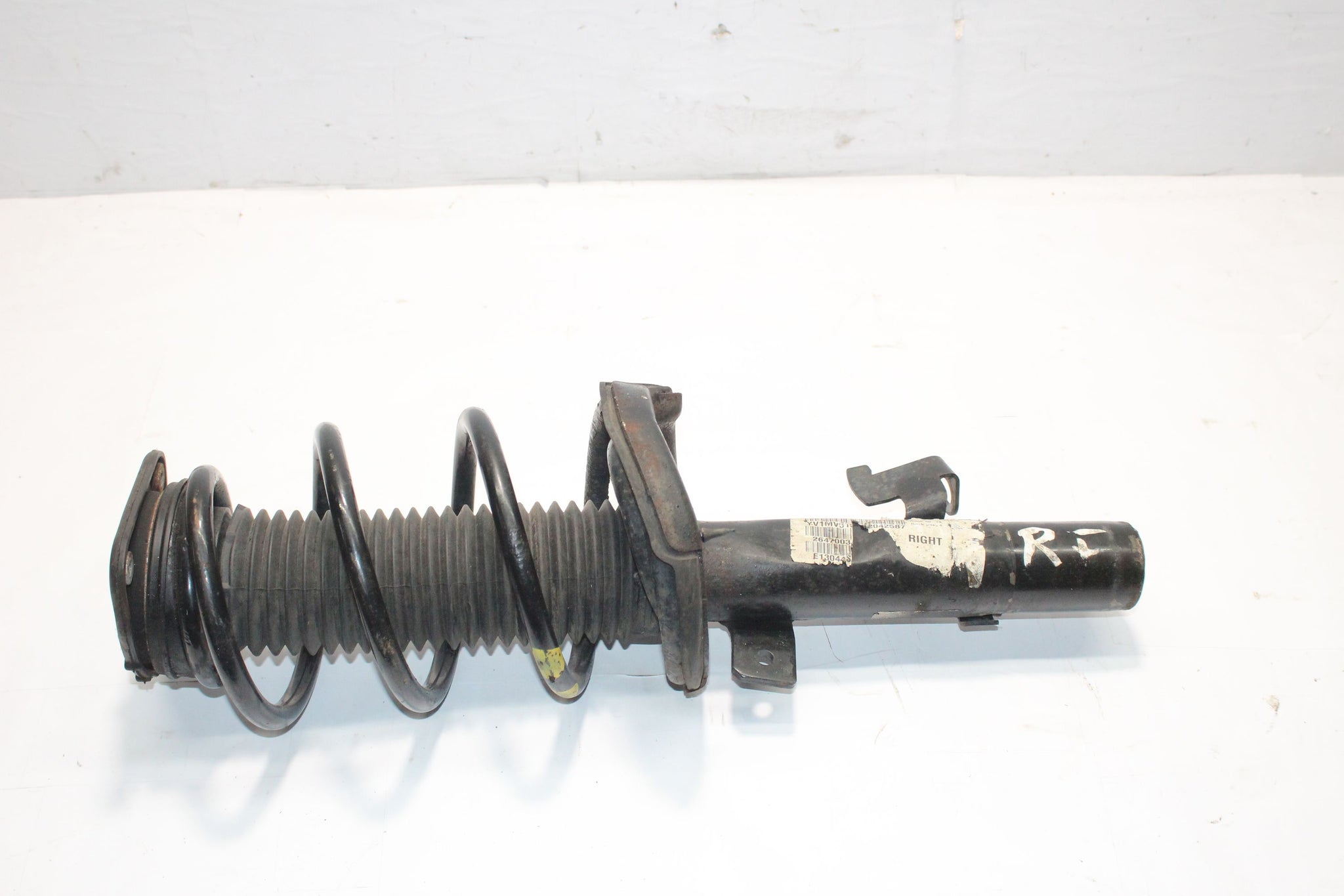 2013 VOLVO V40 2.0 RIGHT SIDE FRONT SUSPENSION LEG STRUT