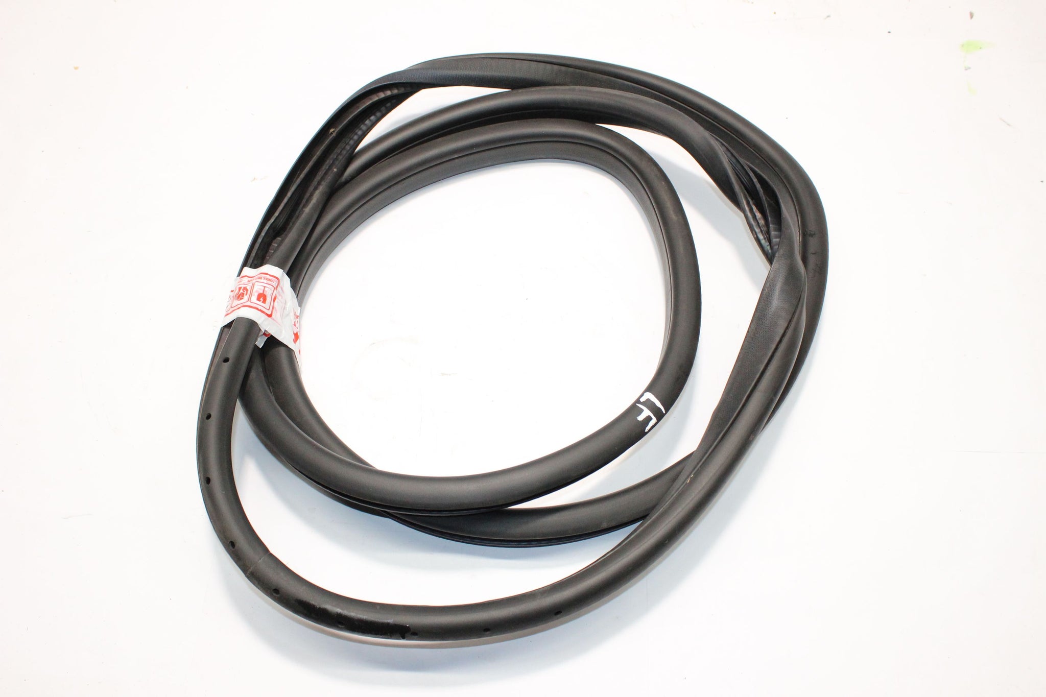 2012 MERCEDES B CLASS W246 LEFT SIDE FRONT DOOR RUBBER SEAL