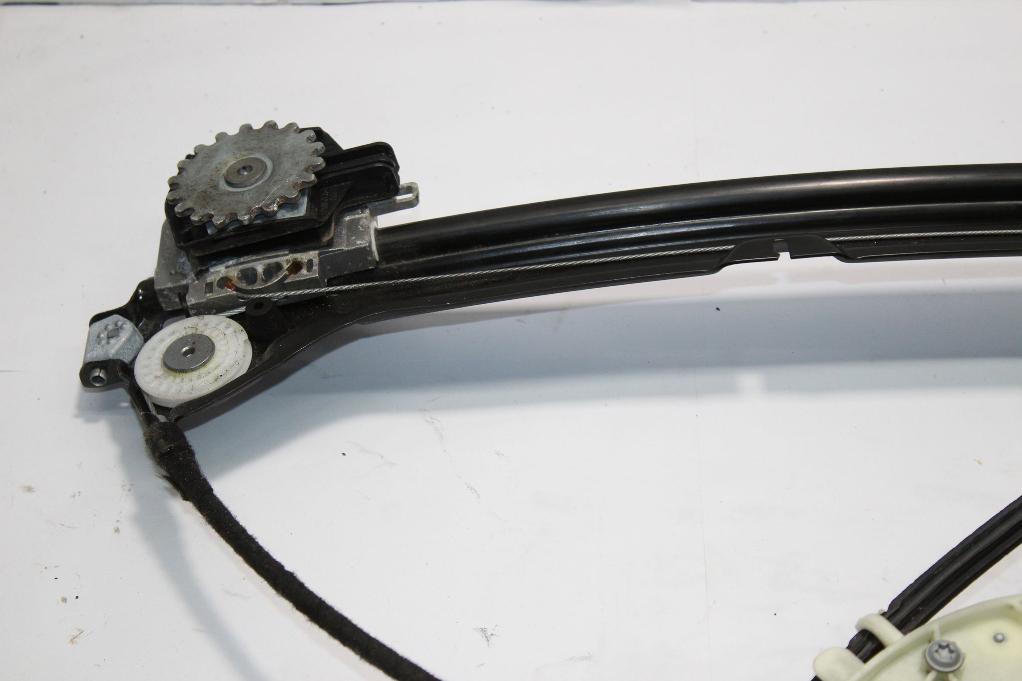 2017 MASERATI GHIBLI Left side Front Door Window Regulator Motor 670009816