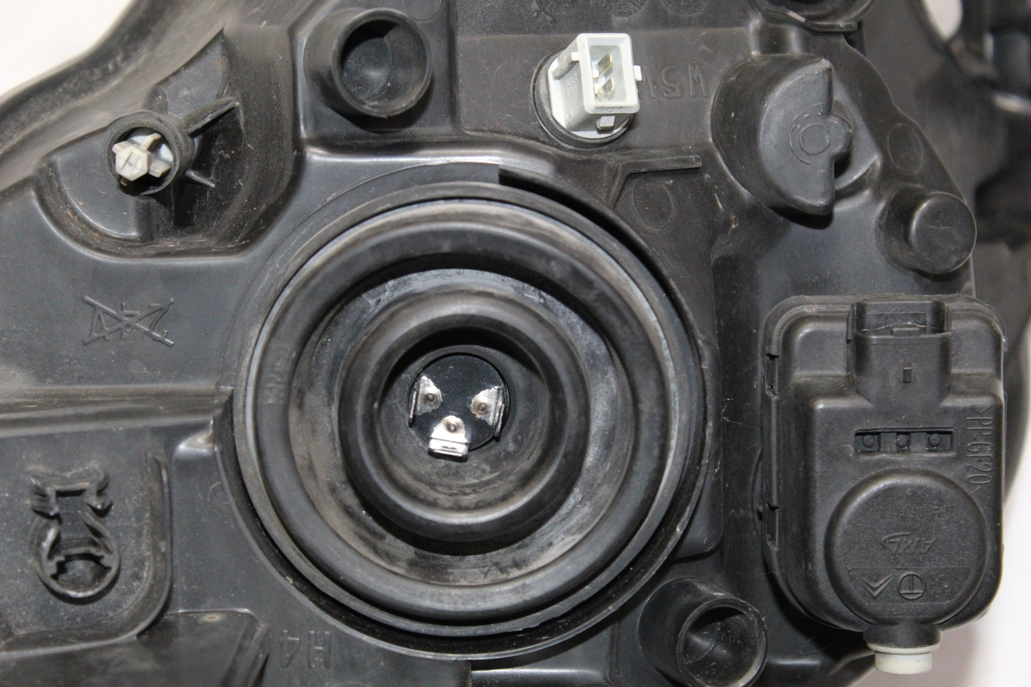 2011 PEUGEOT 107 Right side Front Headlight 811300H040