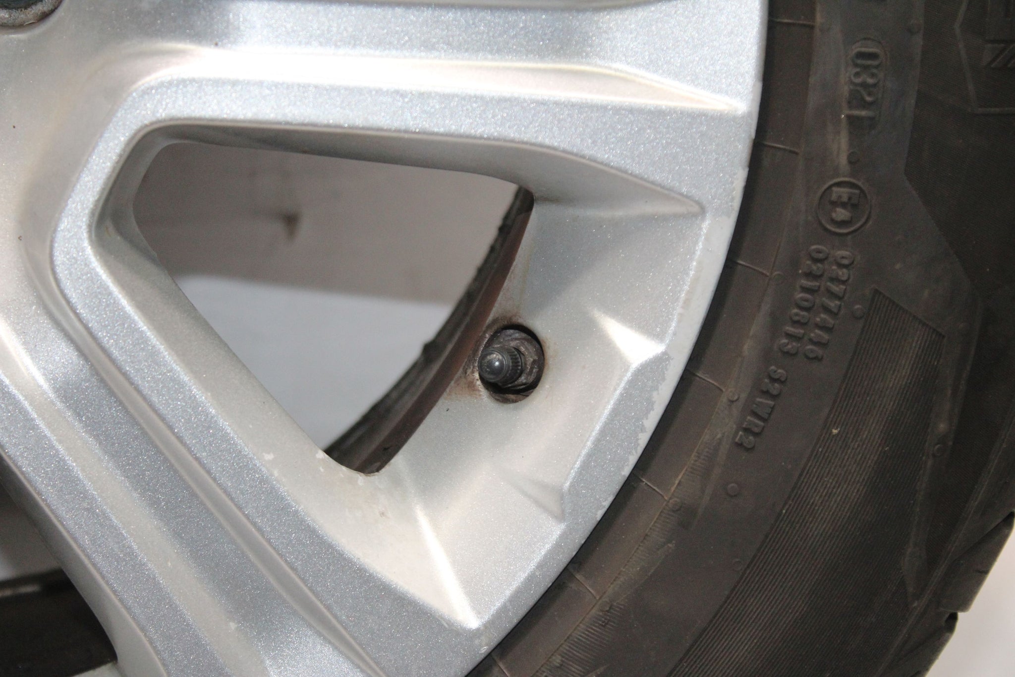 2016 RANGE ROVER EVOQUE Alloy Wheel with Tyre 235 / 60 R18 6.1MM