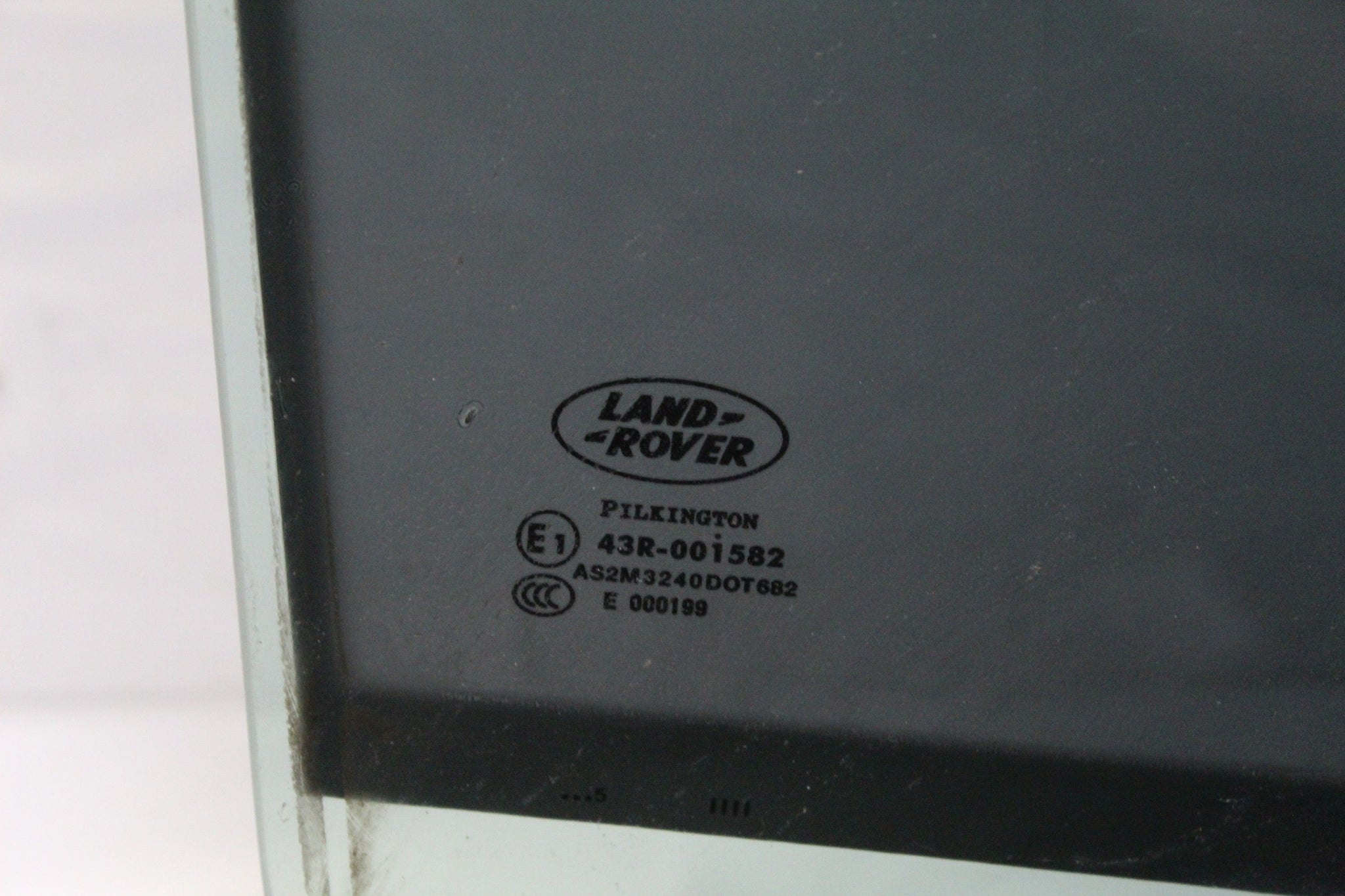 2006 Range Rover Vogue L322 right side rear door window glass