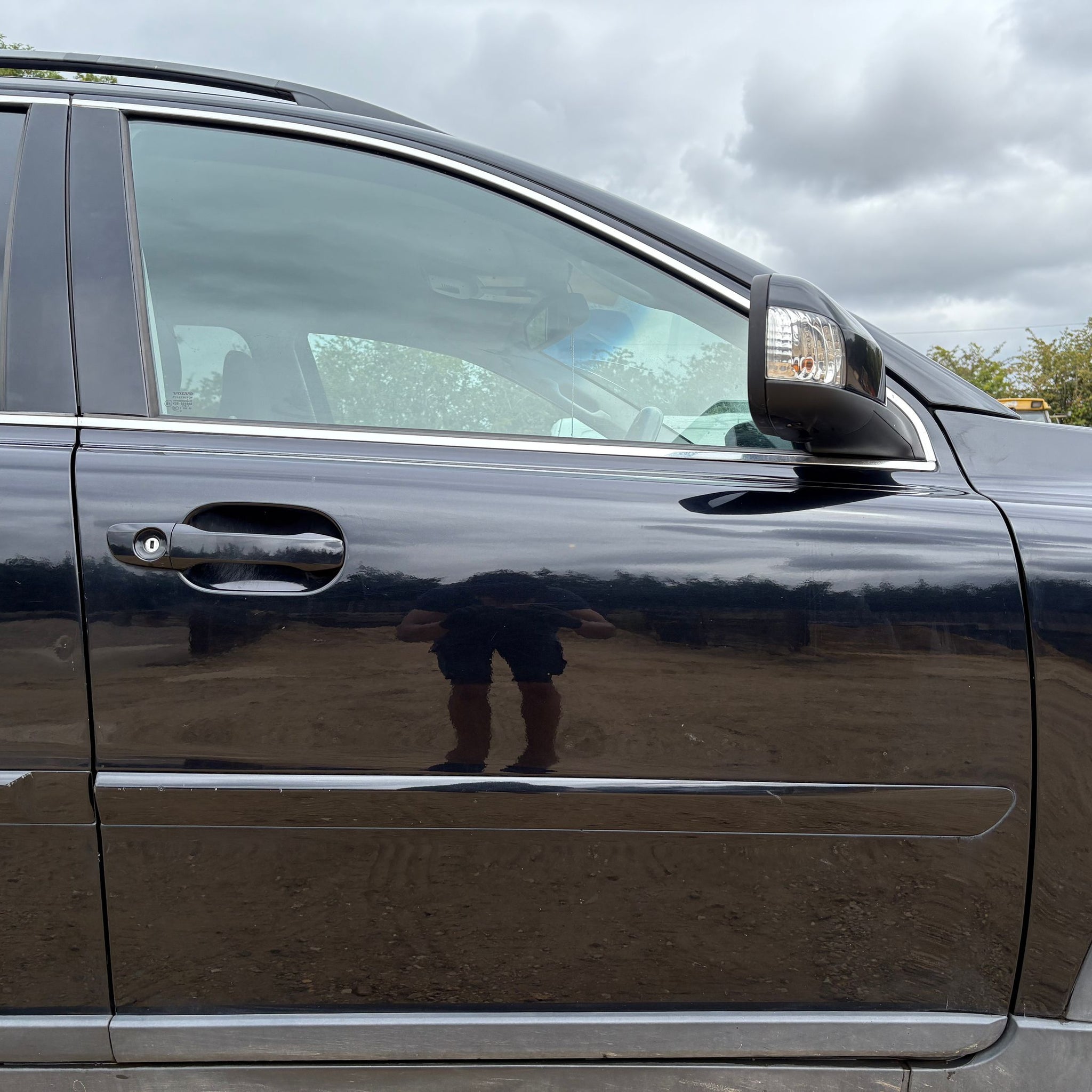 2009 VOLVO XC90 DRIVER SIDE FRONT COMPLETE DOOR 452-26 BLACK