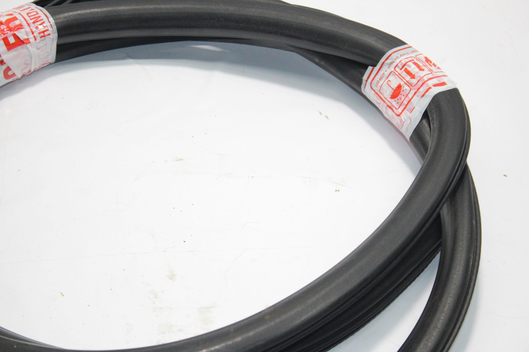 2014 VAUXHALL MOKKA RIGHT SIDE FRONT DOOR RUBBER SEAL