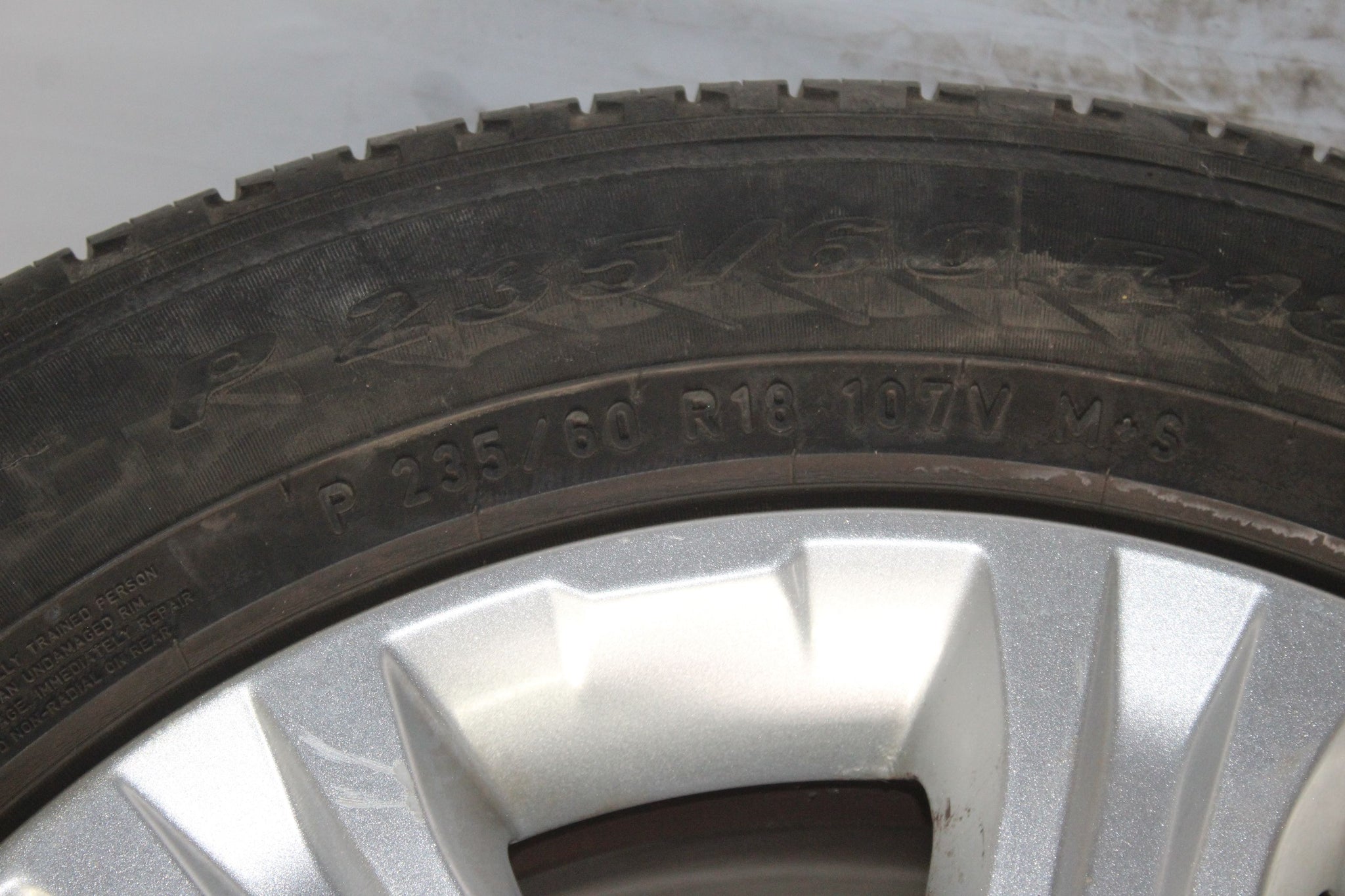 2016 RANGE ROVER EVOQUE Alloy Wheel with Tyre 235 / 60 R18 5.3MM