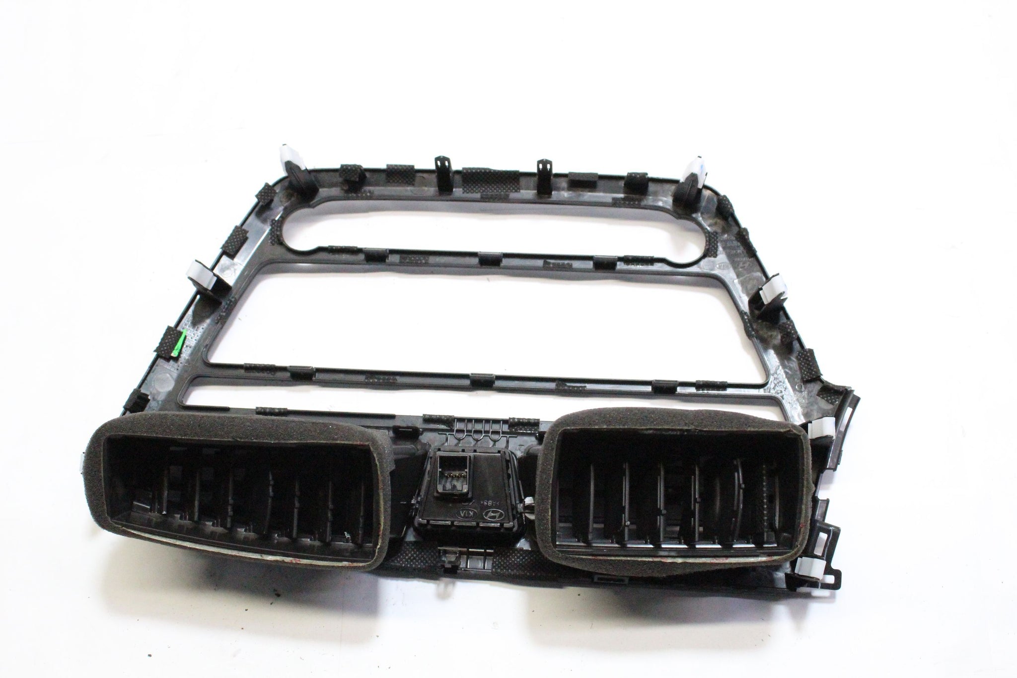 2017 HYUNDAI I20 Centre Dashboard Air Vent Radio CD Surround Trim 84740-C8950