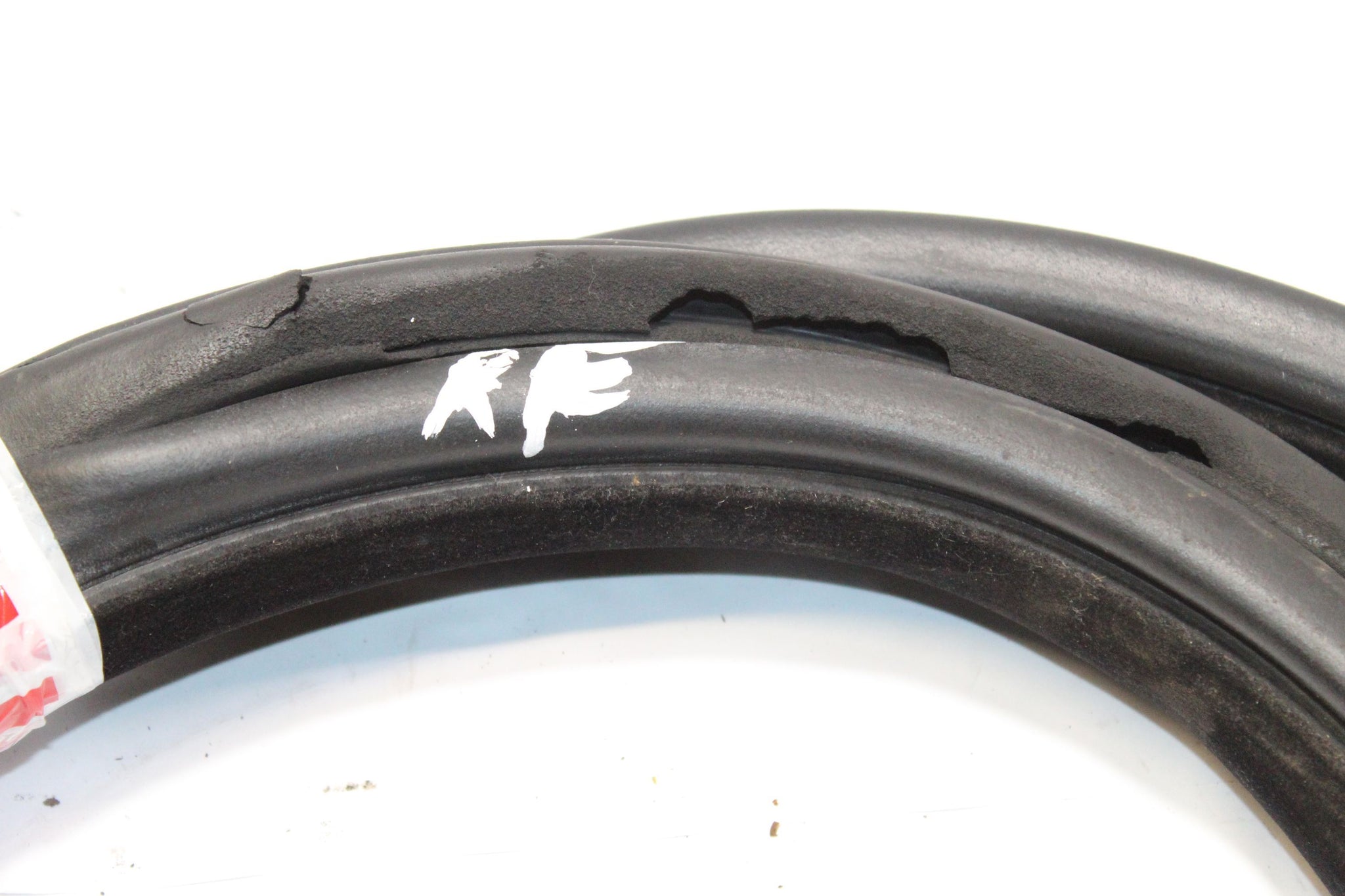 2009 LAND ROVER DISCOVERY 4 Right side Rear Door Seal Rubber