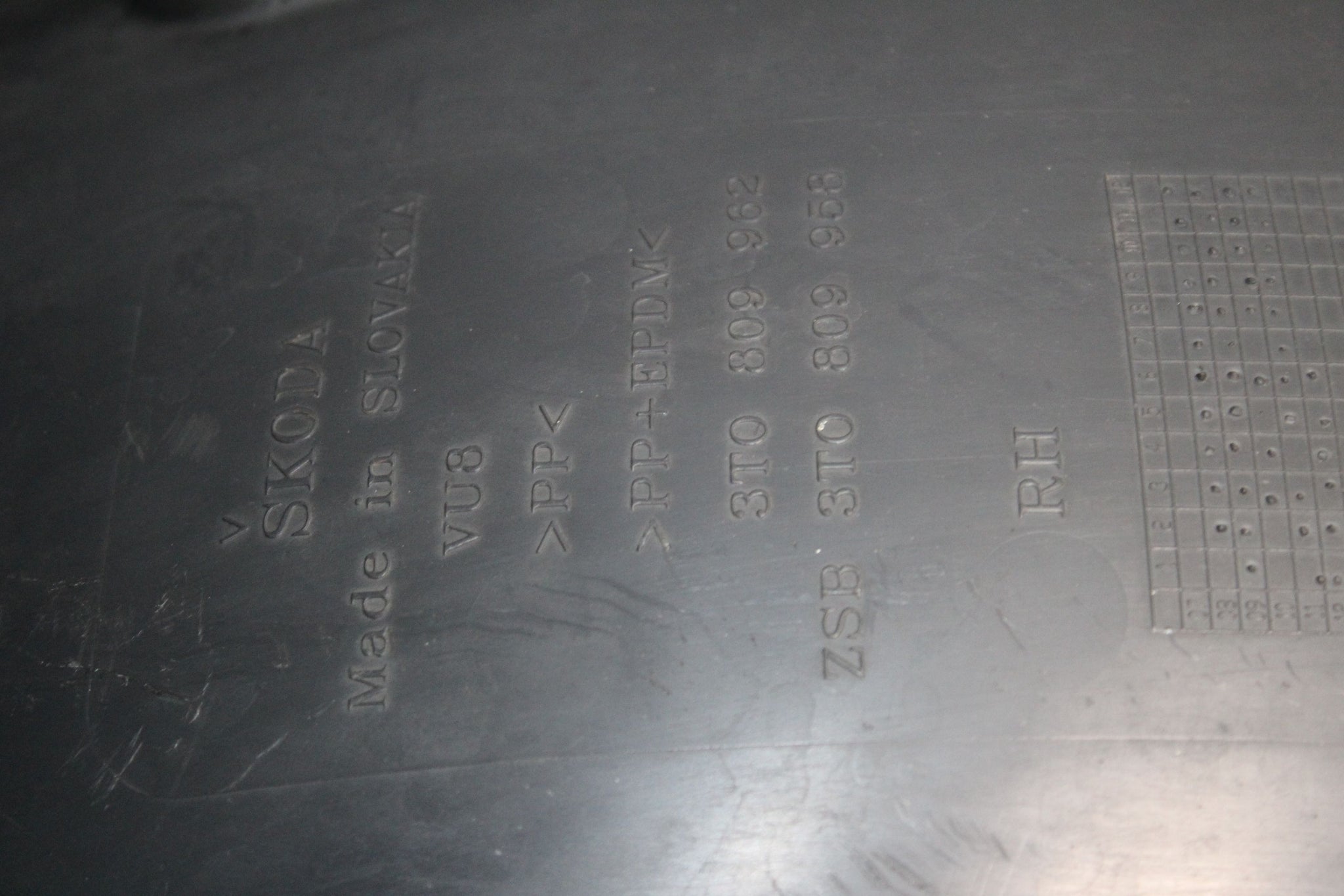 2013 SKODA SUPERB Right side Front Splash Guard 3T0809962