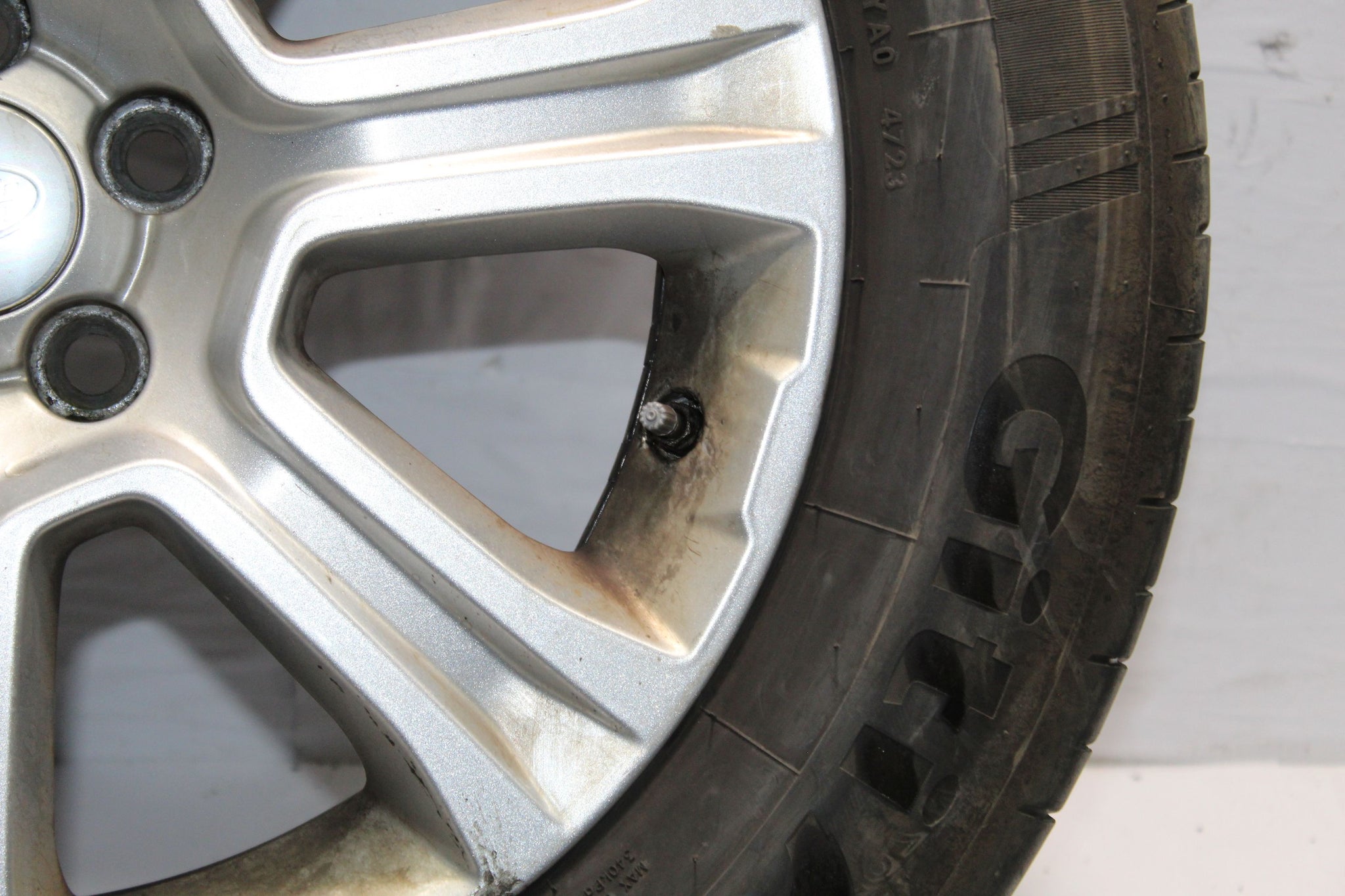 2016 RANGE ROVER EVOQUE Alloy Wheel with Tyre 235 / 60 R18 4.9MM
