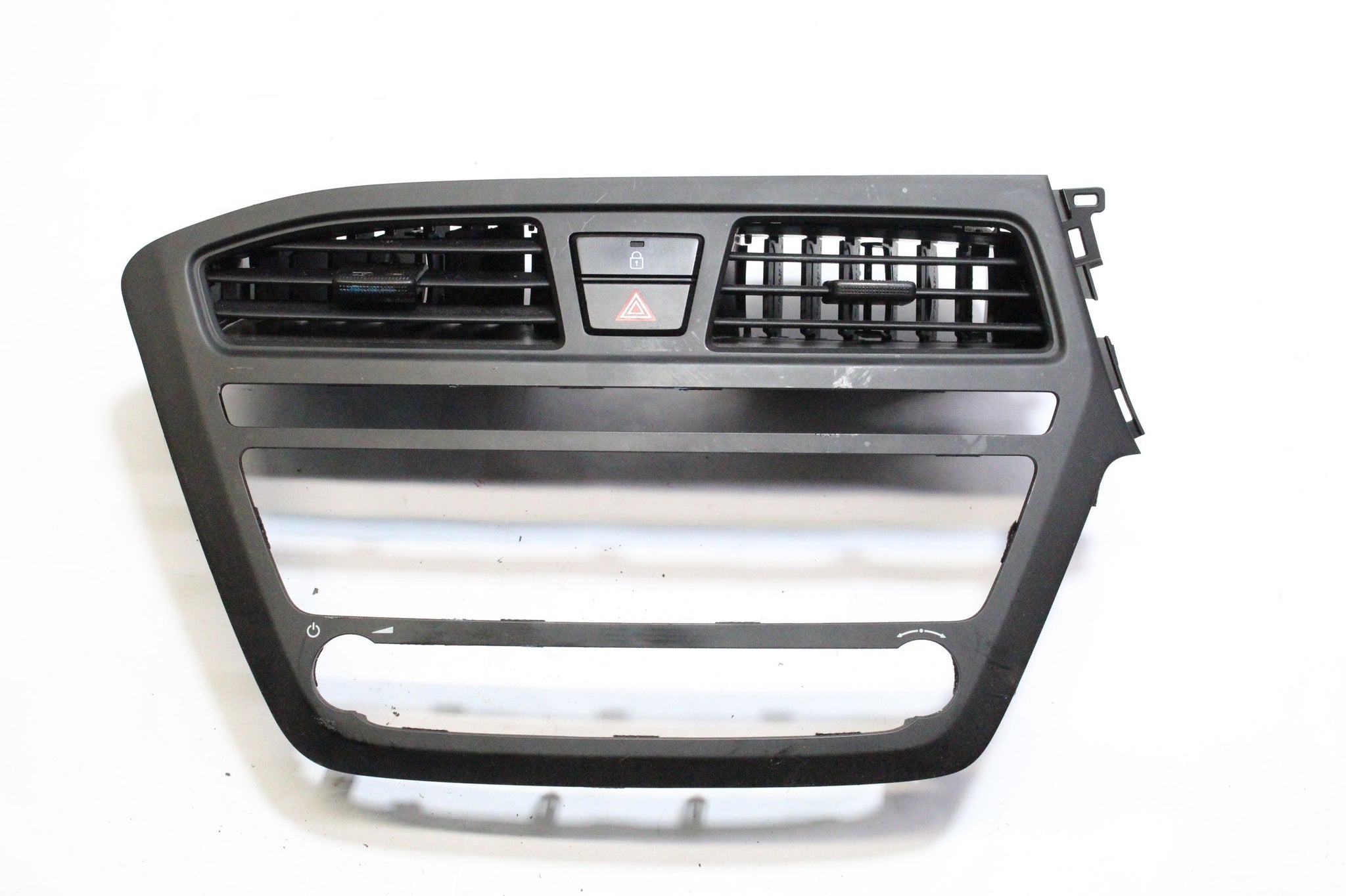 2017 HYUNDAI I20 Centre Dashboard Air Vent Radio CD Surround Trim 84740-C8950