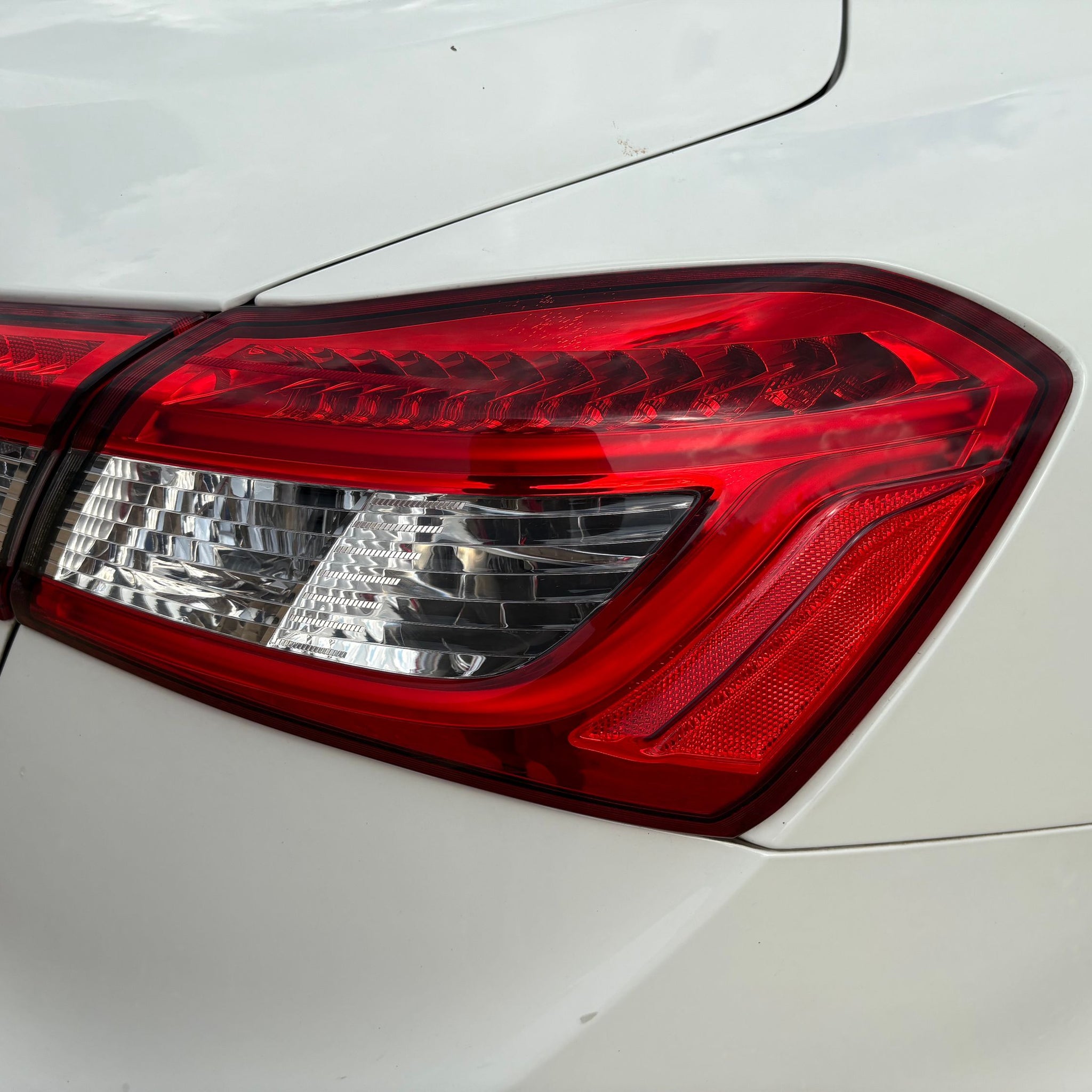 2017 MASERATI GHIBLI RIGHT SIDE REAR OUTER TAIL LIGHT