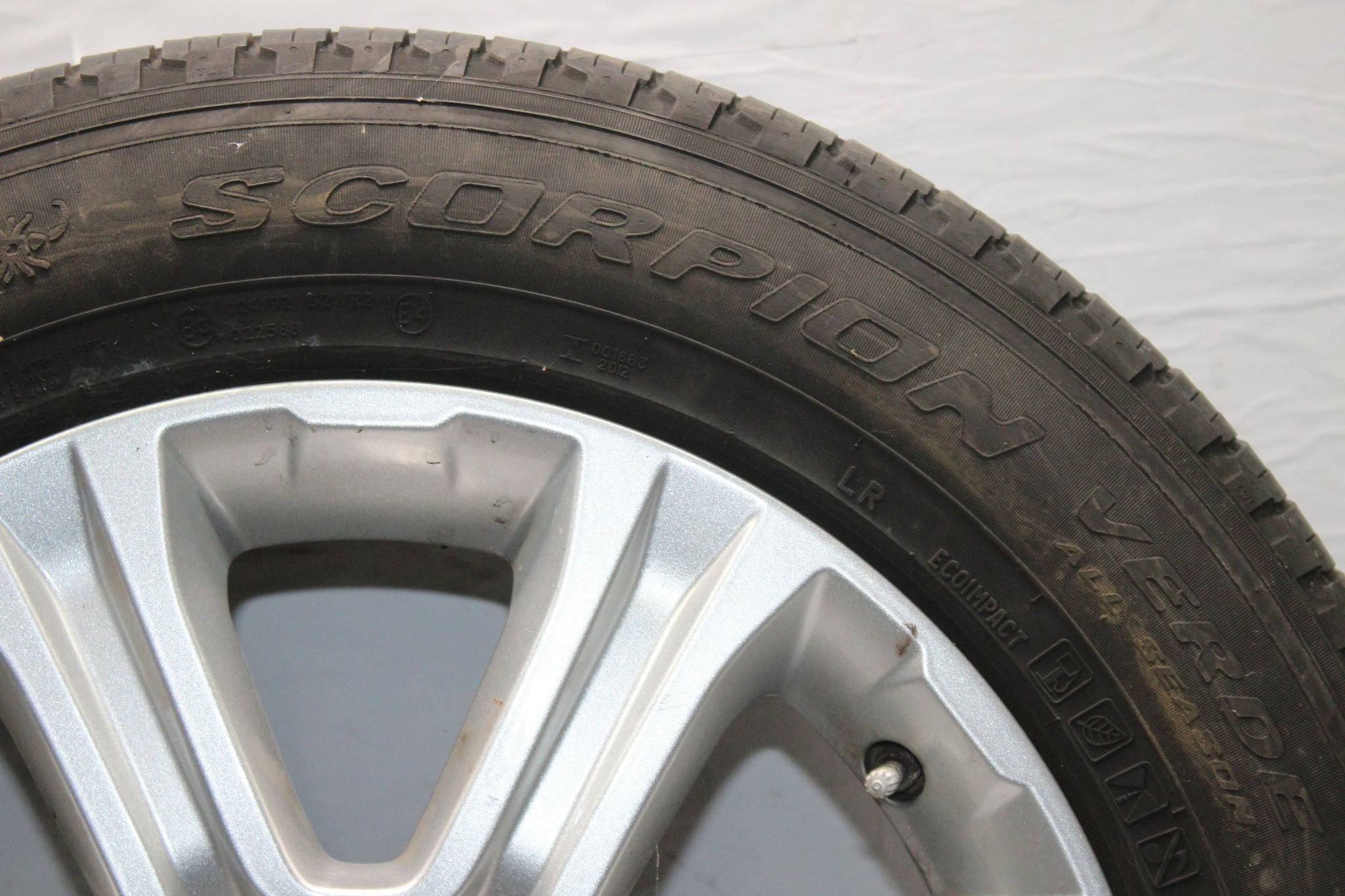 2016 RANGE ROVER EVOQUE Alloy Wheel with Tyre 235 / 60 R18 5.3MM