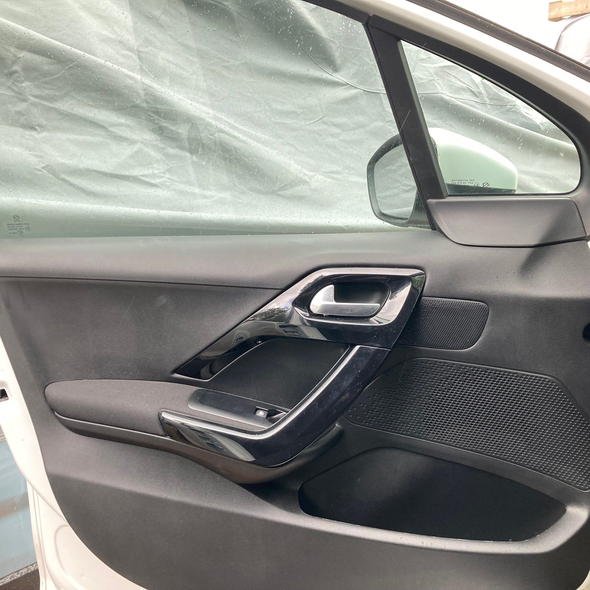 2018 PEUGEOT 208 Passenger side Front Complete Door EWP WHITE