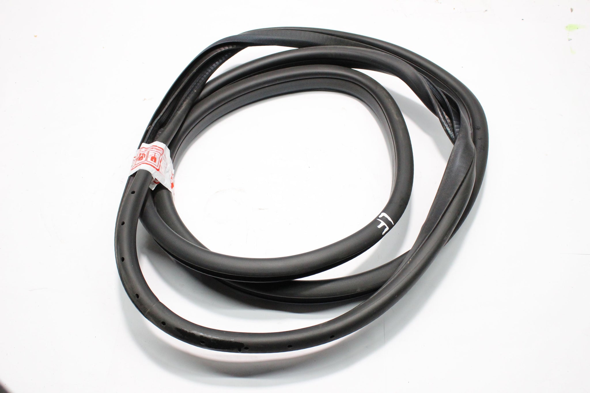 2012 MERCEDES B CLASS W246 LEFT SIDE FRONT DOOR RUBBER SEAL