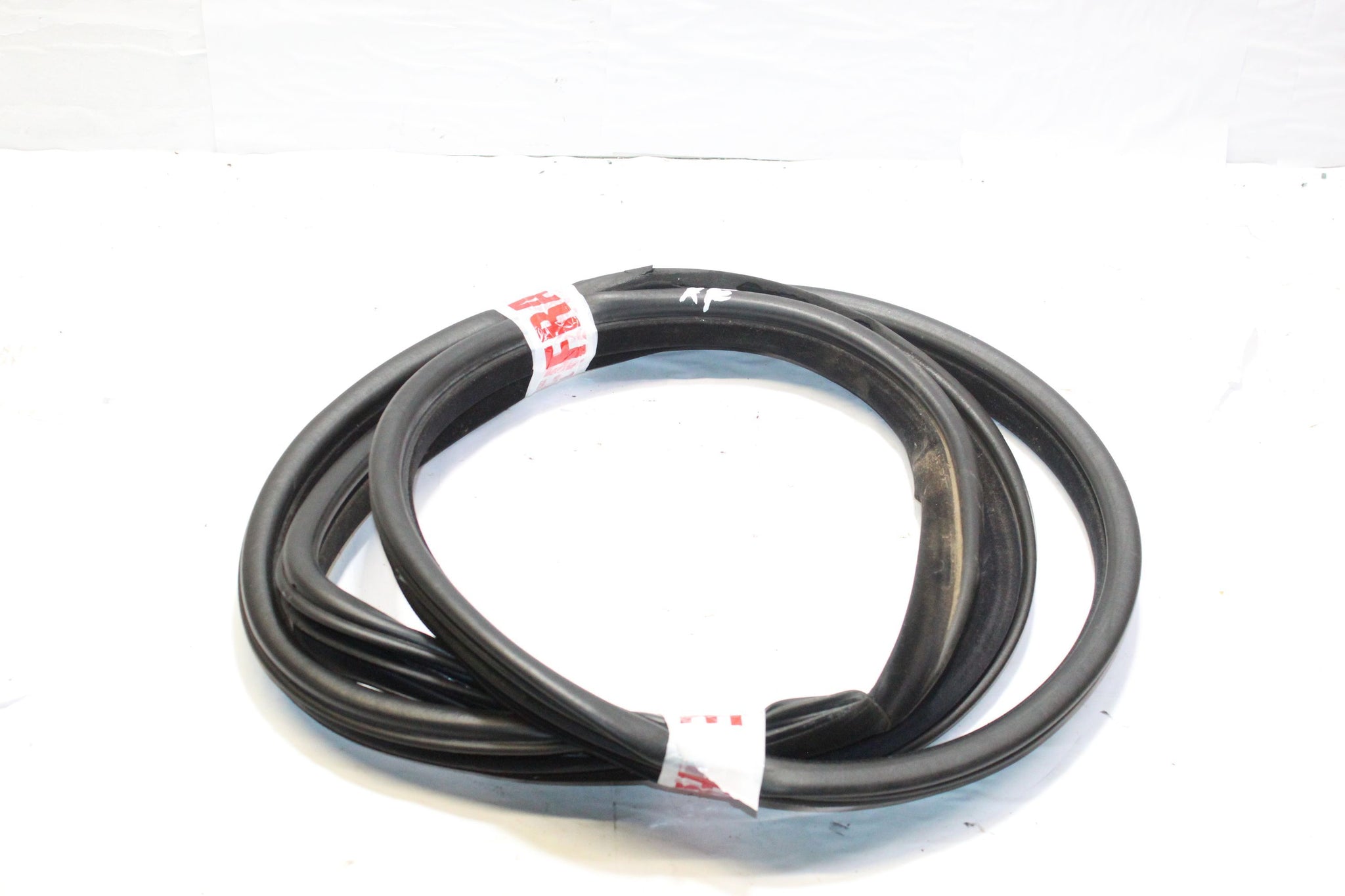 2009 LAND ROVER DISCOVERY 4 Right side Rear Door Seal Rubber