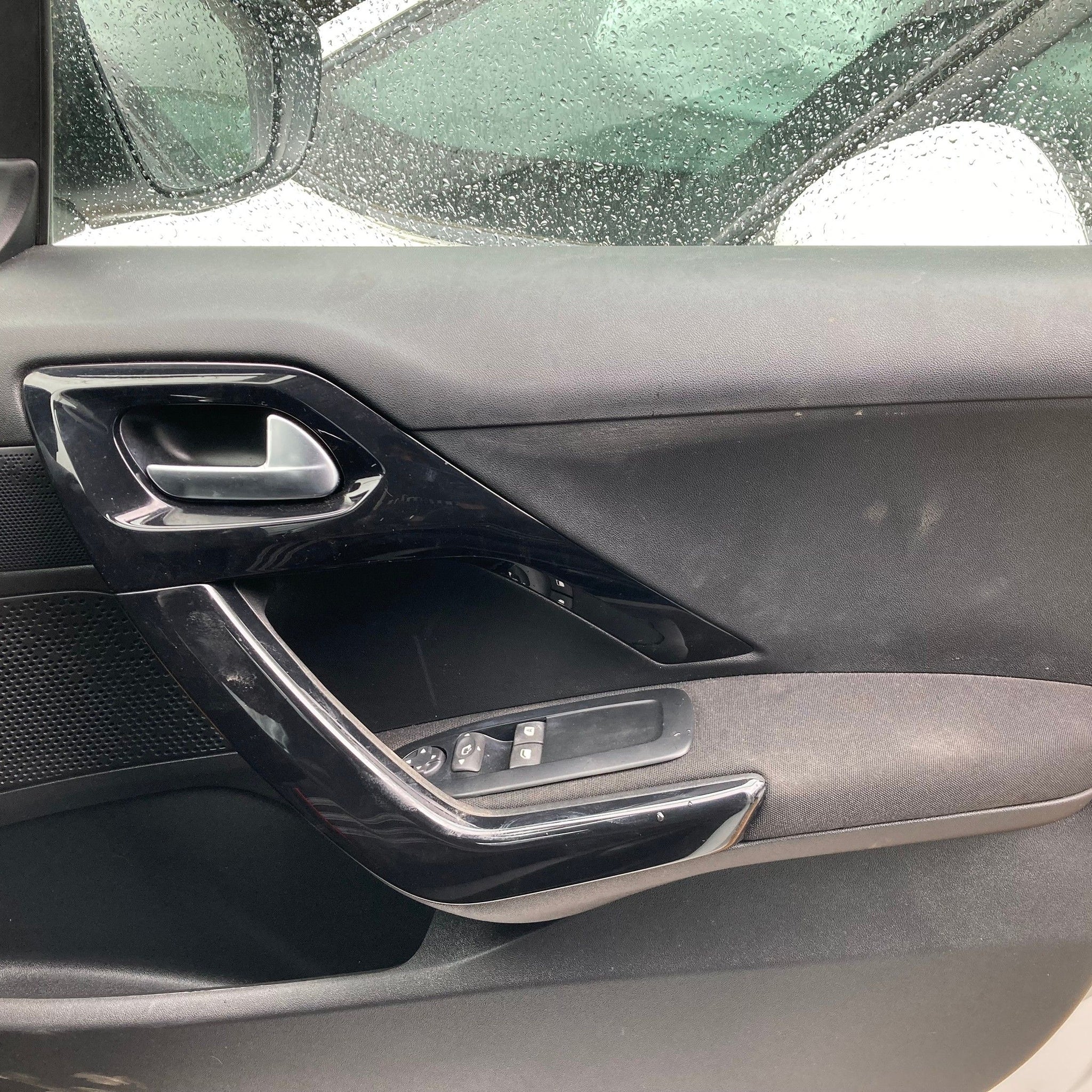 2018 PEUGEOT 208 Driver side Front Complete Door EWP WHITE