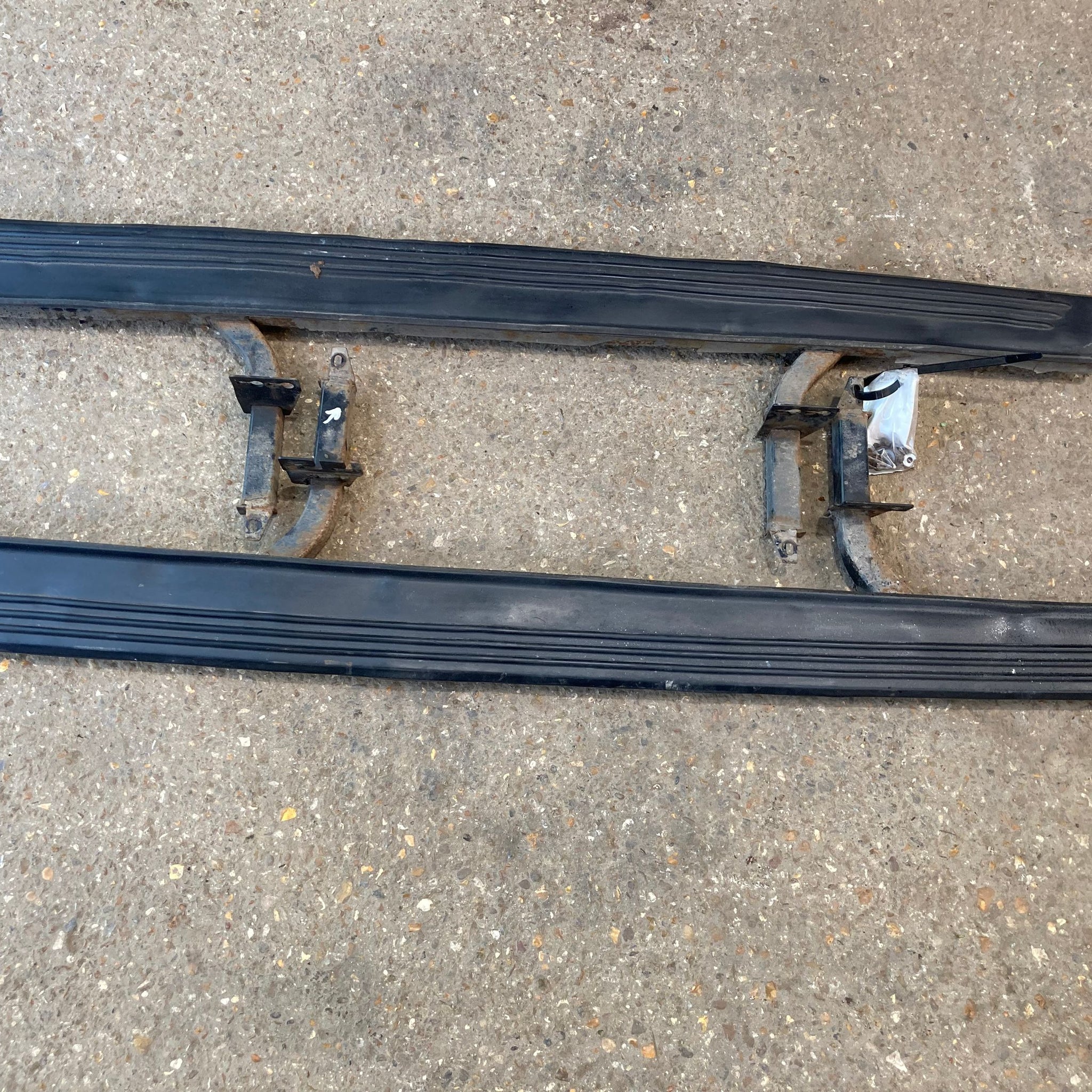 2011 RANGE ROVER VOGUE L322 SIDE STEPS AND FIXINGS
