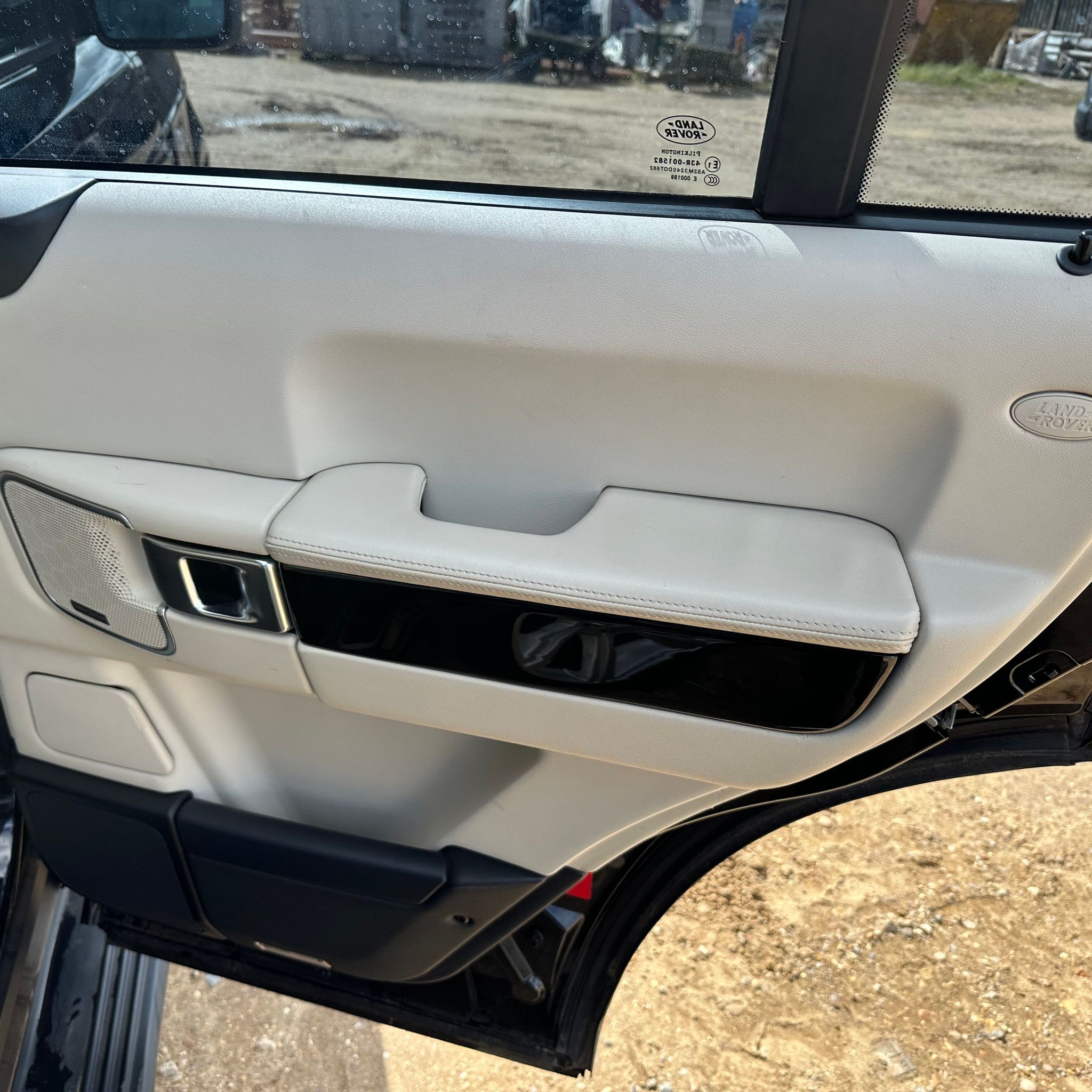 2011 RANGE ROVER VOGUE L322 DRIVER SIDE REAR COMPLETE DOOR SANTORINI BLACK