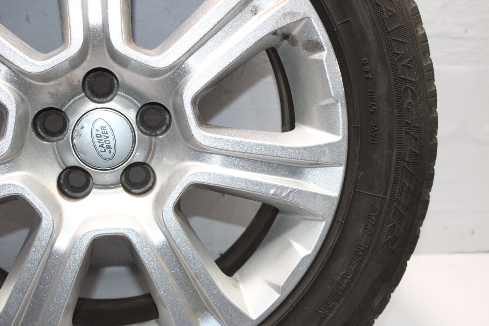 2016 RANGE ROVER EVOQUE Alloy Wheel with Tyre 235 / 60 R18 5.5MM
