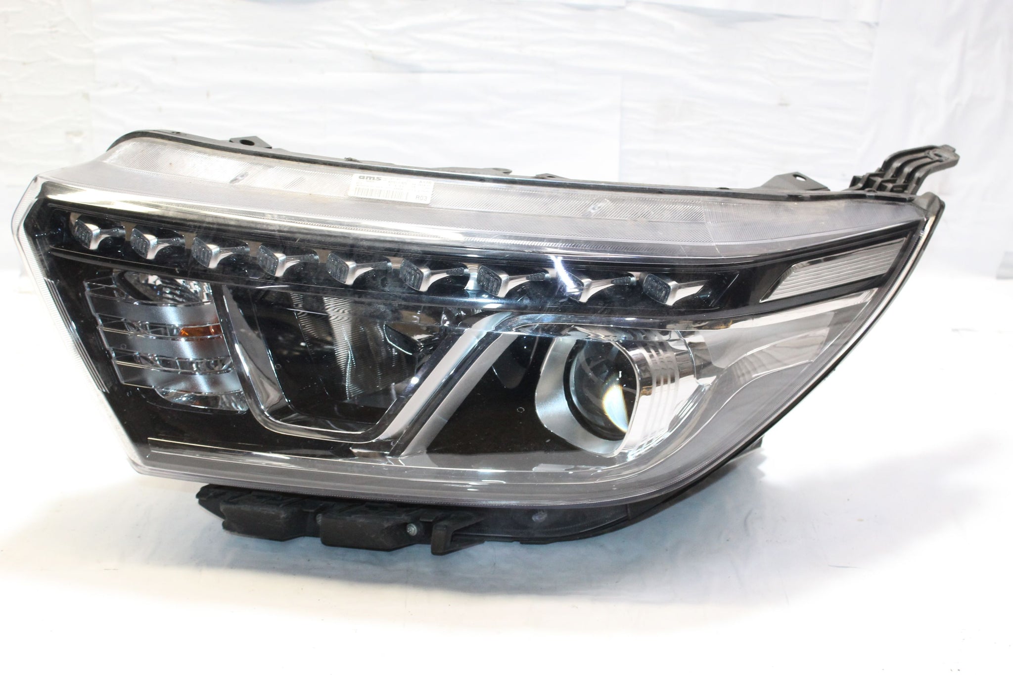 2018 SSANGYONG TURISMO LEFT SIDE HEADLIGHT HALOGEN