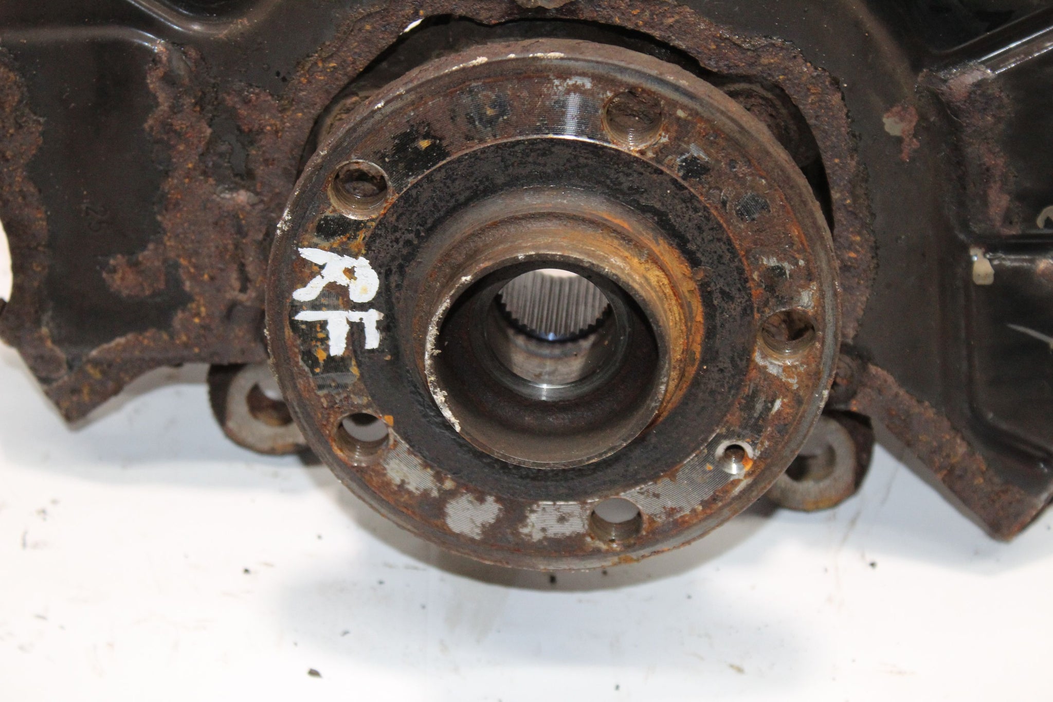 2013 SKODA SUPERB 2.0 Right side Front Wheel Hub