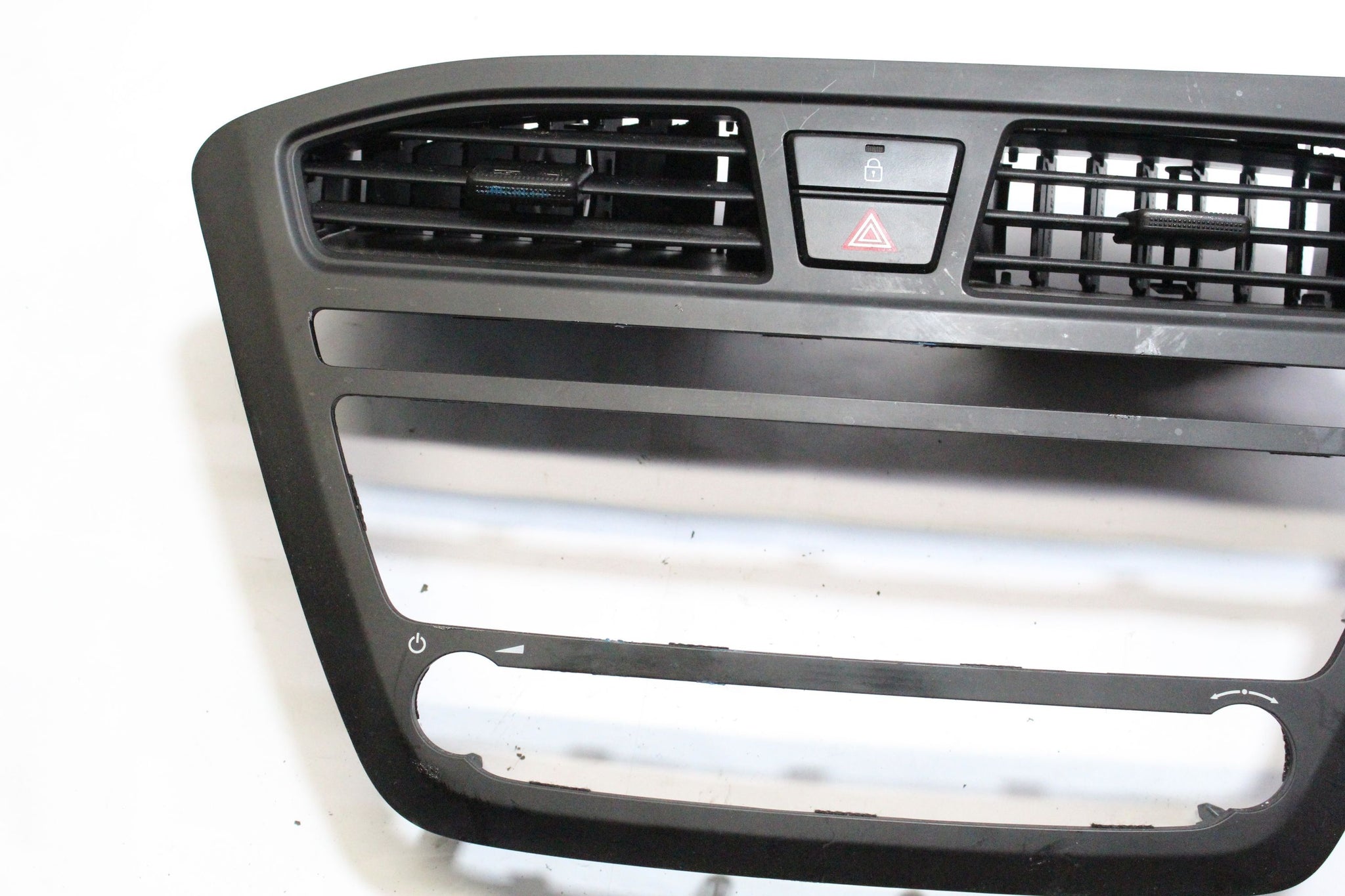 2017 HYUNDAI I20 Centre Dashboard Air Vent Radio CD Surround Trim 84740-C8950