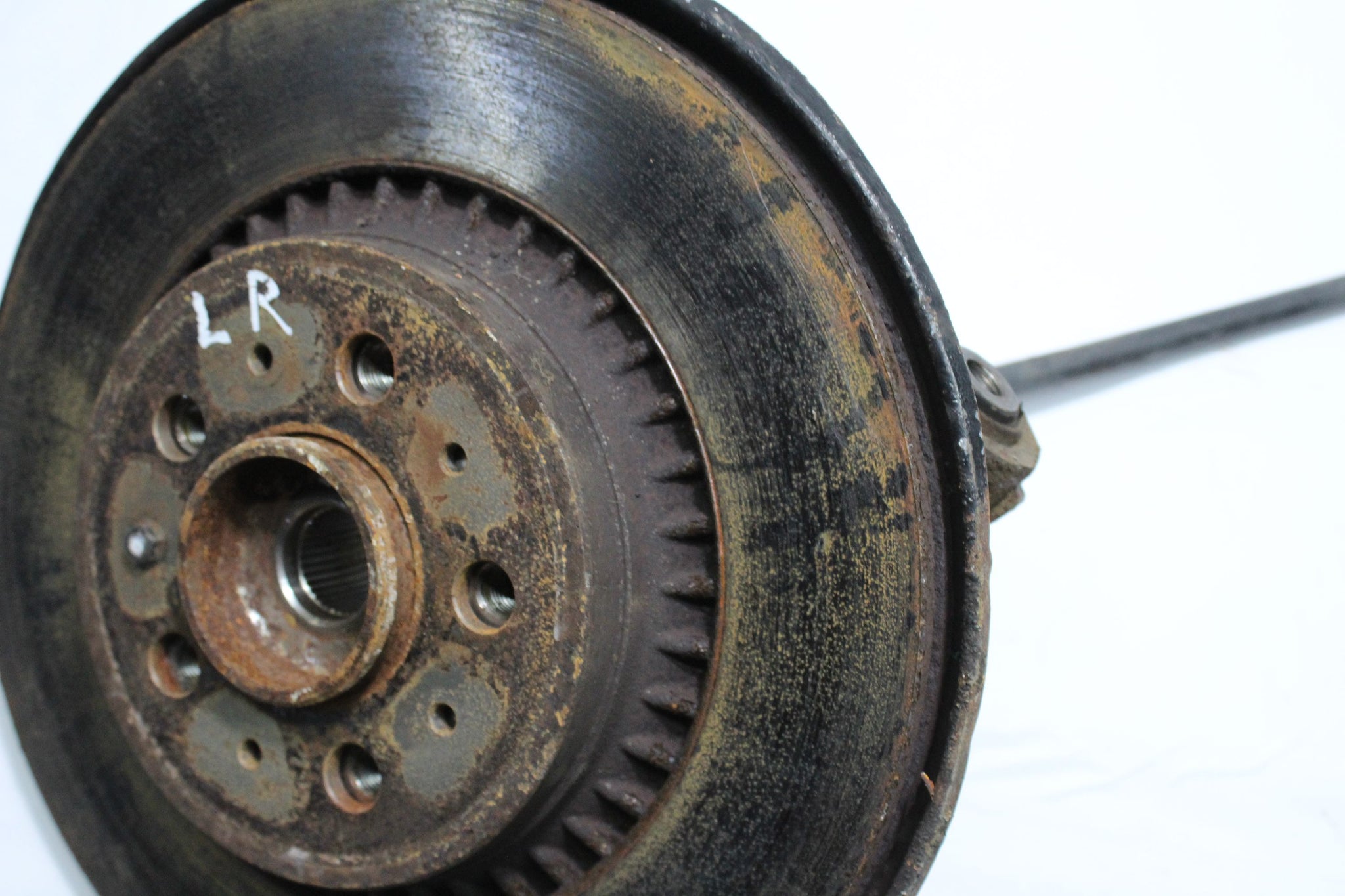 2010 VOLVO XC90 2.4 Left side Rear Wheel Hub