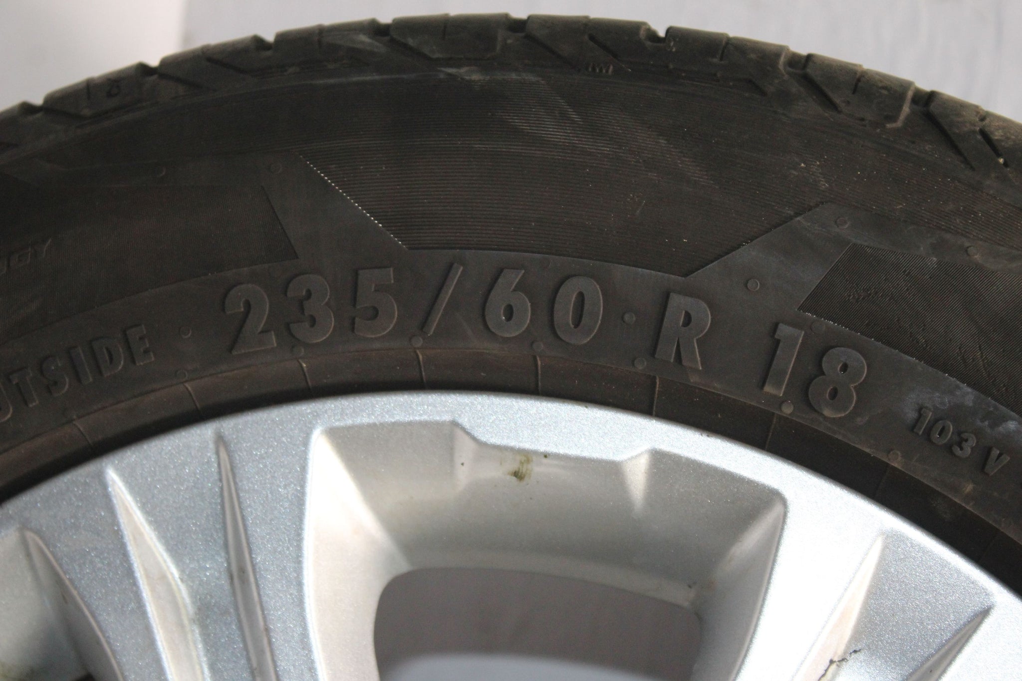 2016 RANGE ROVER EVOQUE Alloy Wheel with Tyre 235 / 60 R18 6.1MM