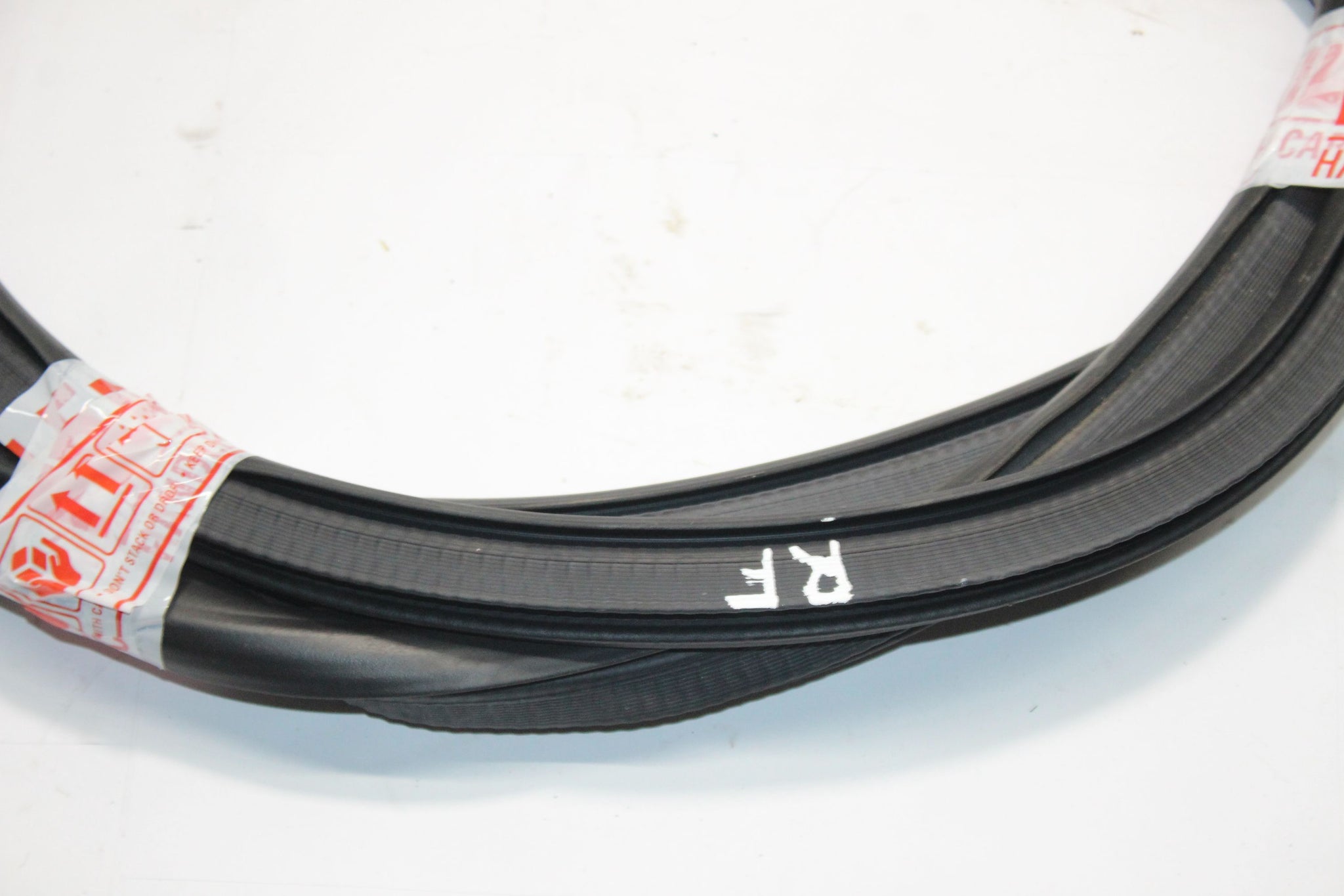 2014 VAUXHALL MOKKA RIGHT SIDE FRONT DOOR RUBBER SEAL
