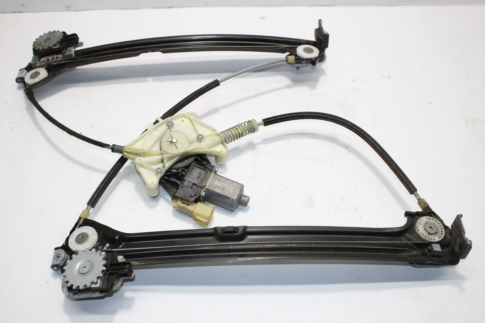 2017 MASERATI GHIBLI Left side Front Door Window Regulator Motor 670009816