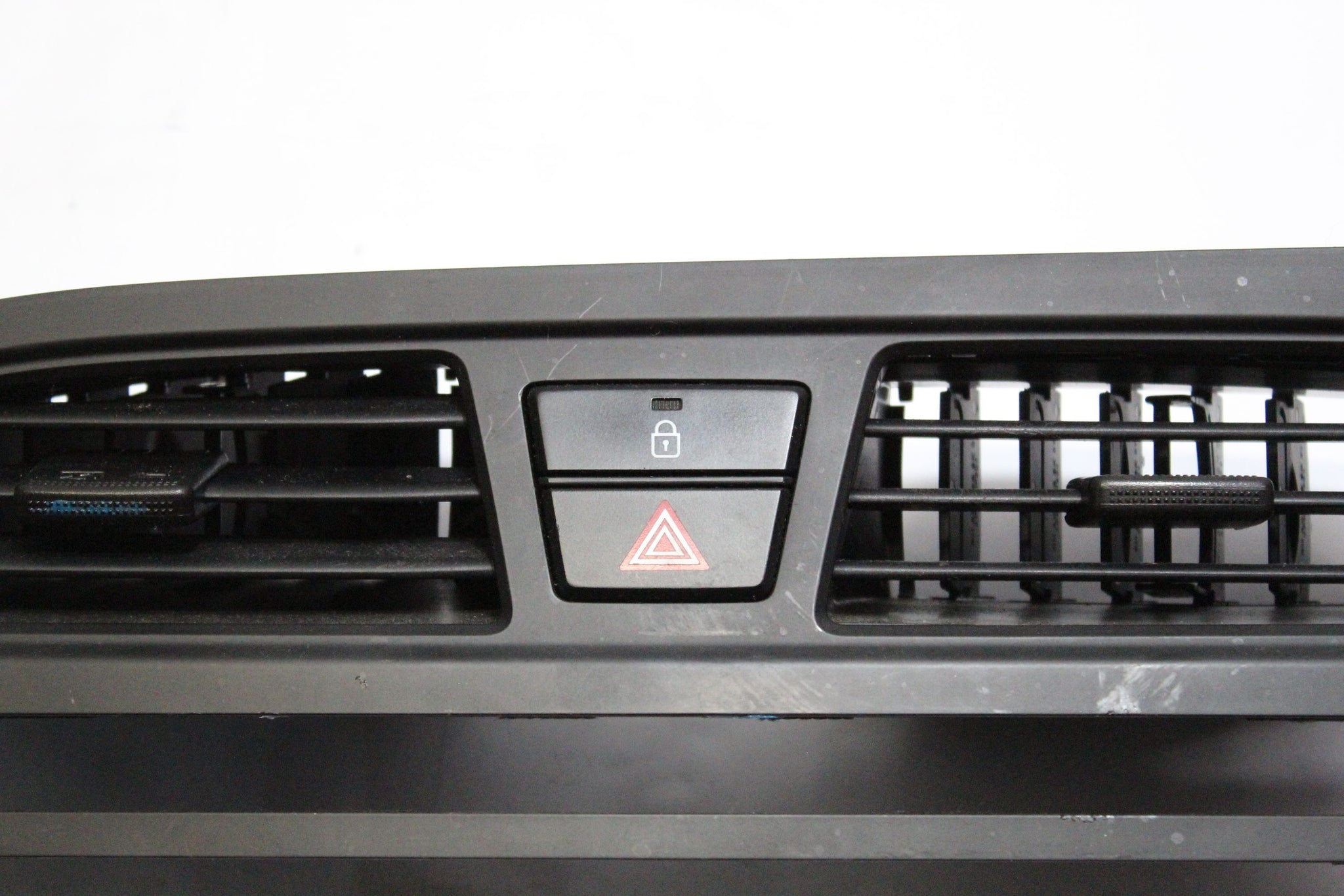 2017 HYUNDAI I20 Centre Dashboard Air Vent Radio CD Surround Trim 84740-C8950