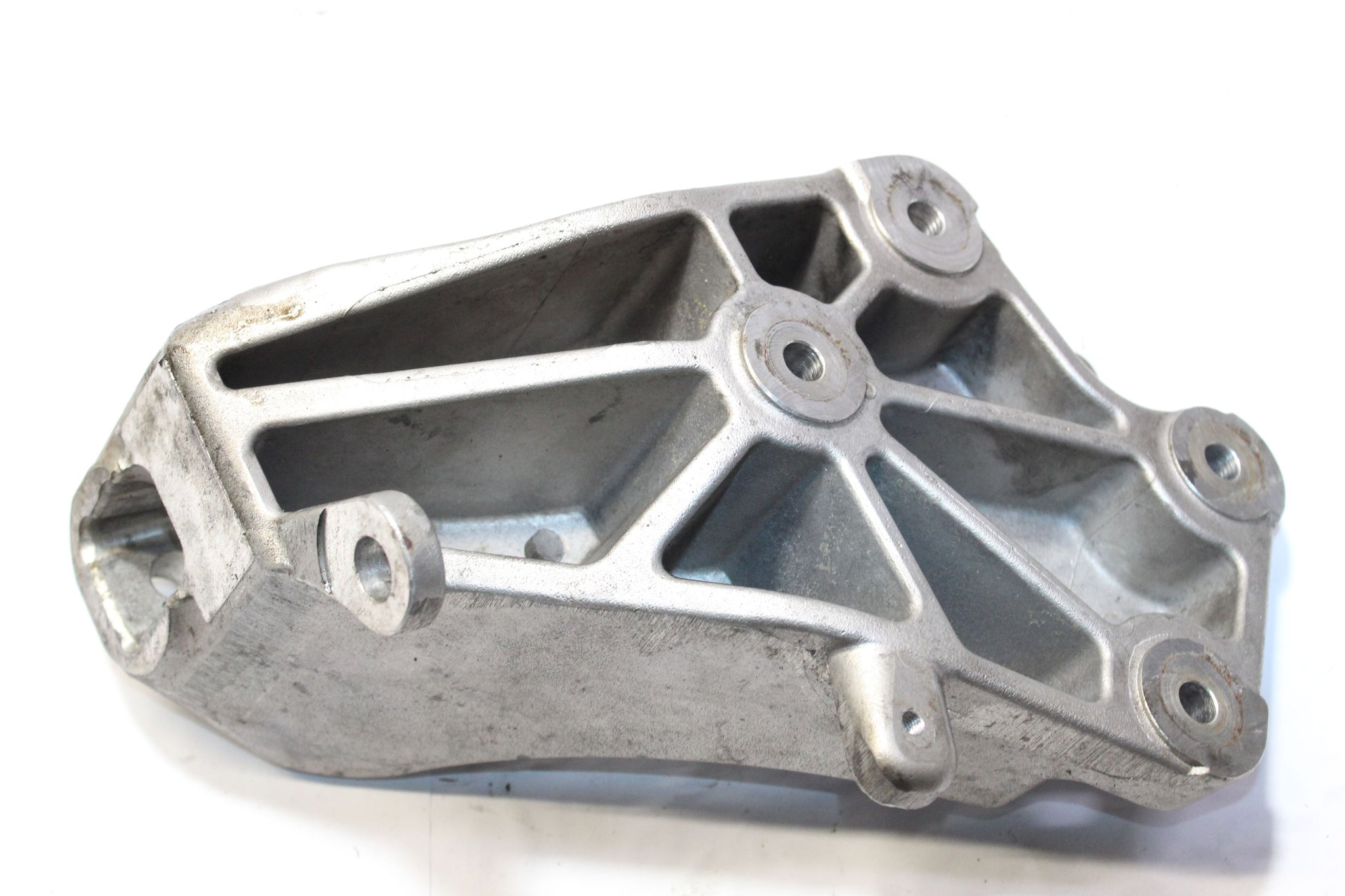 2017 MASERATI GHIBLI 3.0 Right side Front Engine Mount Bracket 670004865