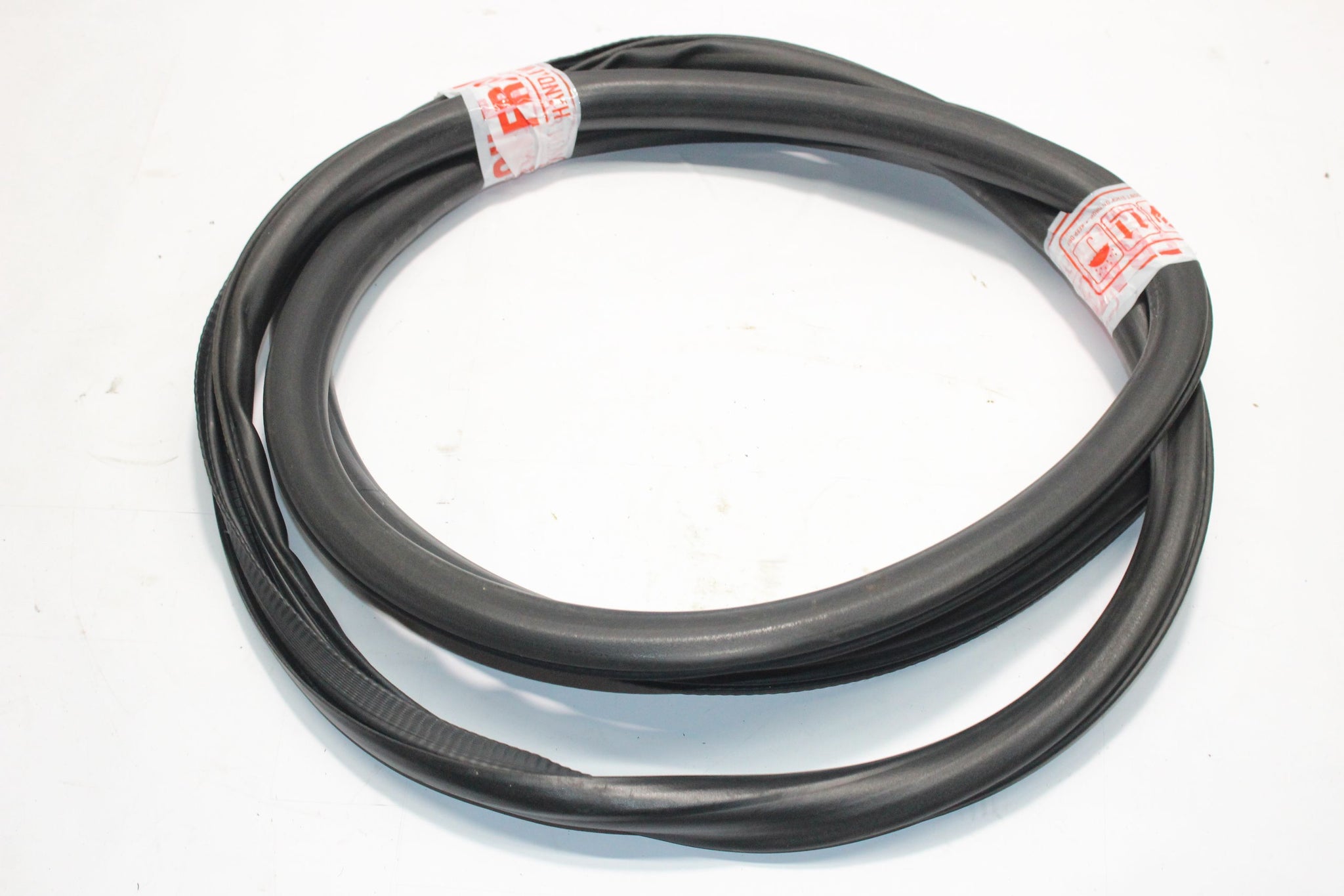 2014 VAUXHALL MOKKA RIGHT SIDE FRONT DOOR RUBBER SEAL