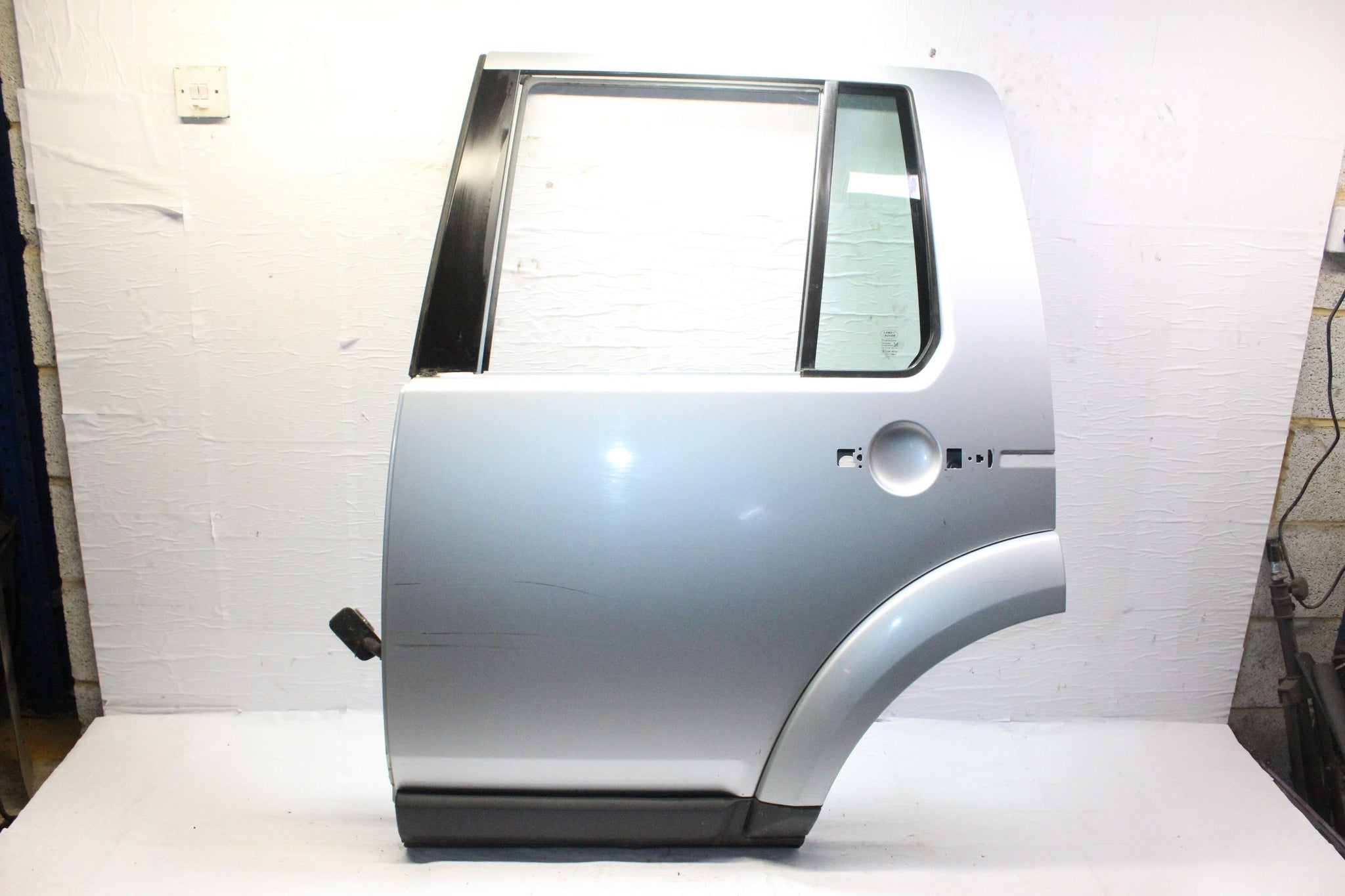 2011 LAND ROVER DISCOVERY 4 LEFT SIDE REAR DOOR